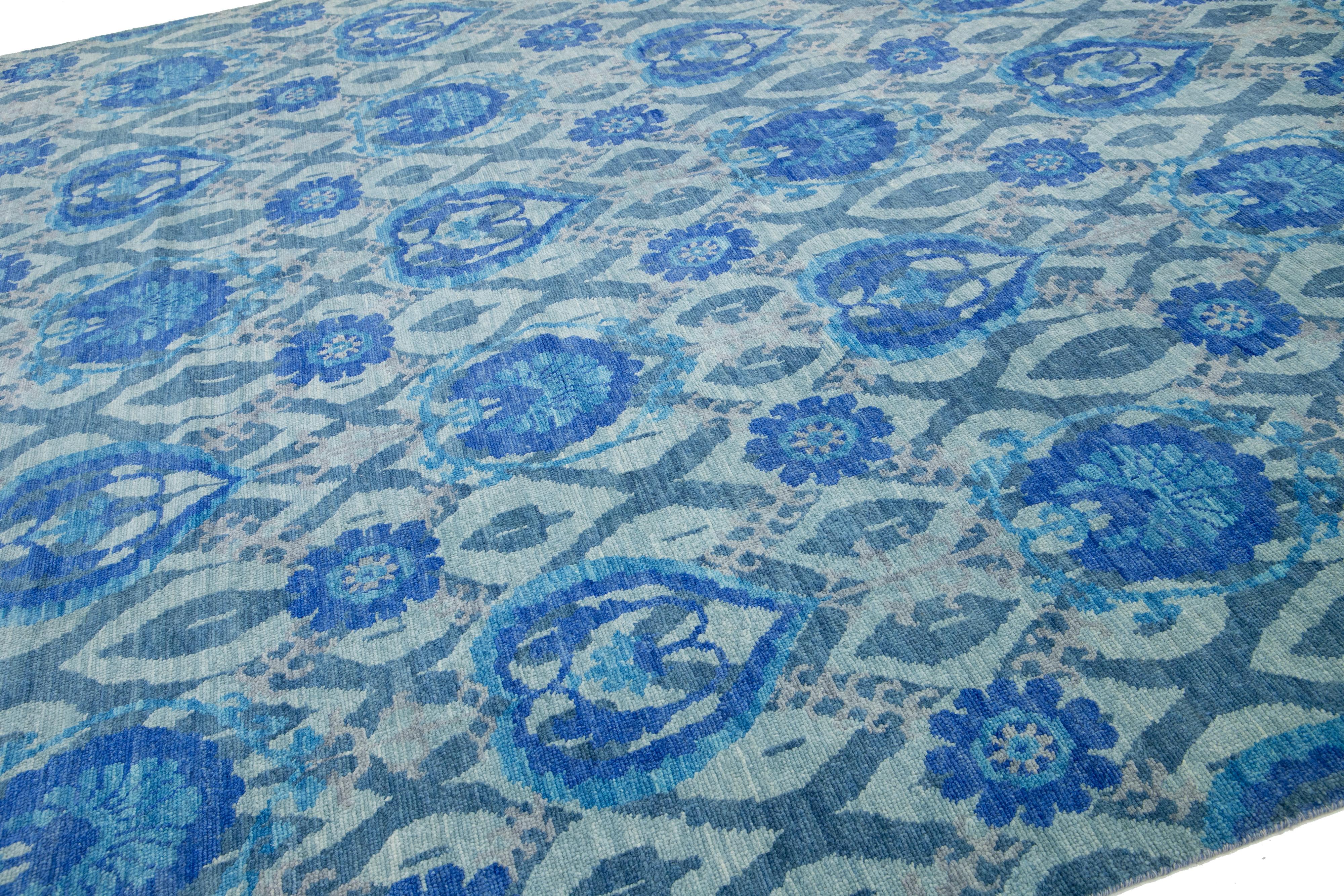 Annodato a mano 12 x 15 Tappeto in lana Ikat Contemporaneo con Design/One in colore verde e blu in vendita