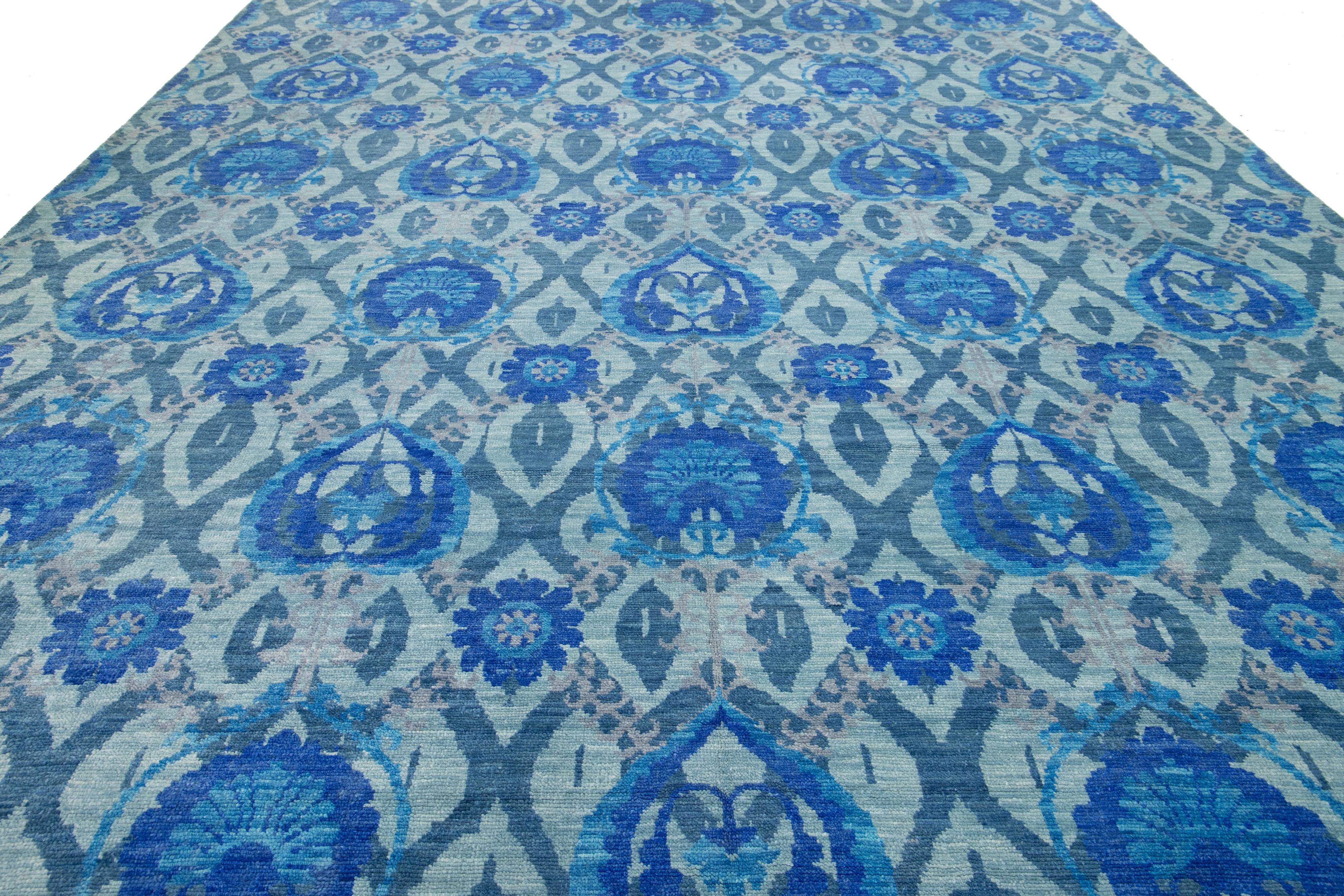 XXI secolo e contemporaneo 12 x 15 Tappeto in lana Ikat Contemporaneo con Design/One in colore verde e blu in vendita
