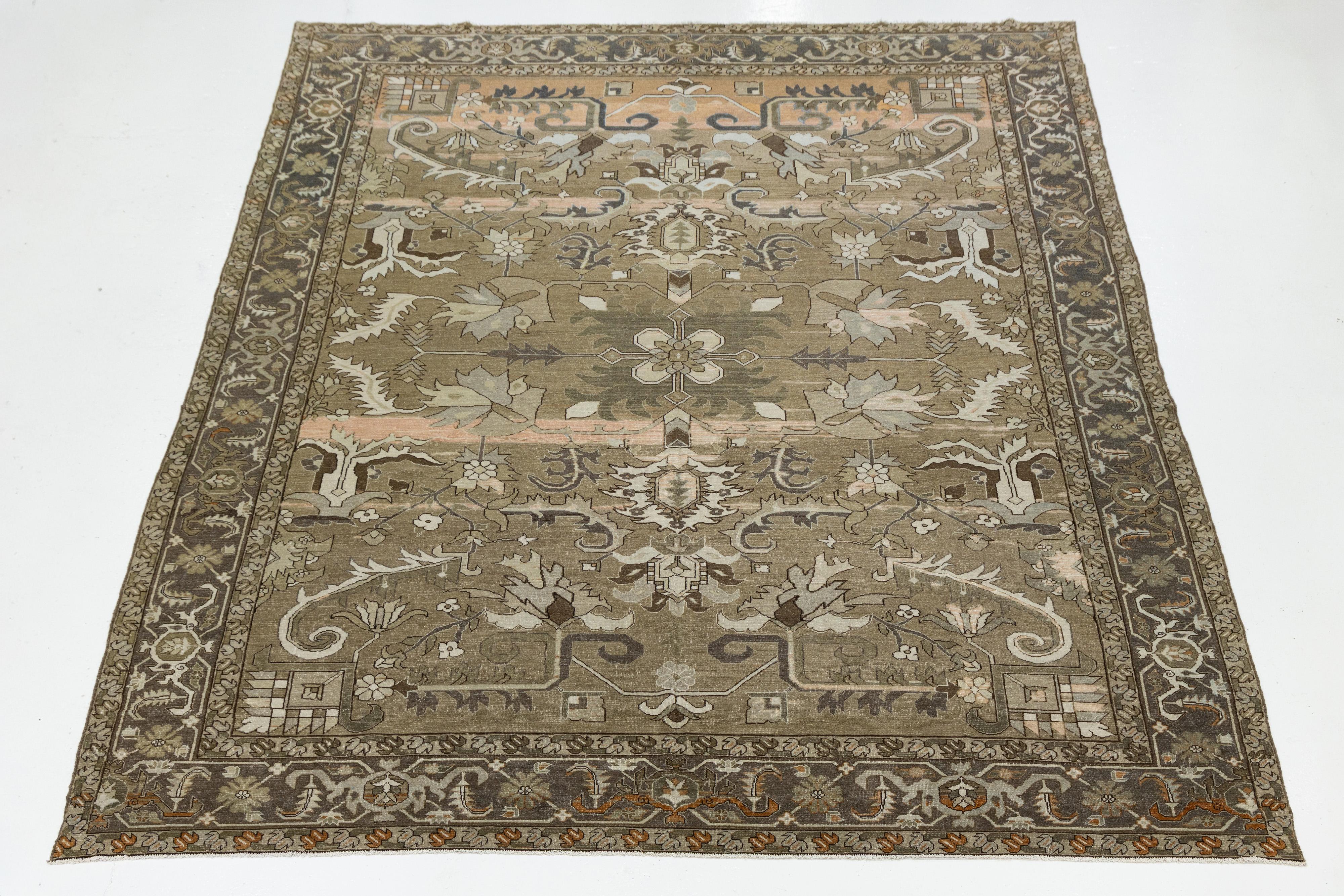 Dieser in Persien handgewebte Malayer-Teppich aus dem frühen 20. Jahrhundert zeigt ein zentrales Medaillon, das von komplizierten Blumen- und Rankenmotiven umgeben ist. In gedeckten Erdtönen mit einem Hauch von Blau und Rosa gehalten, spiegeln das