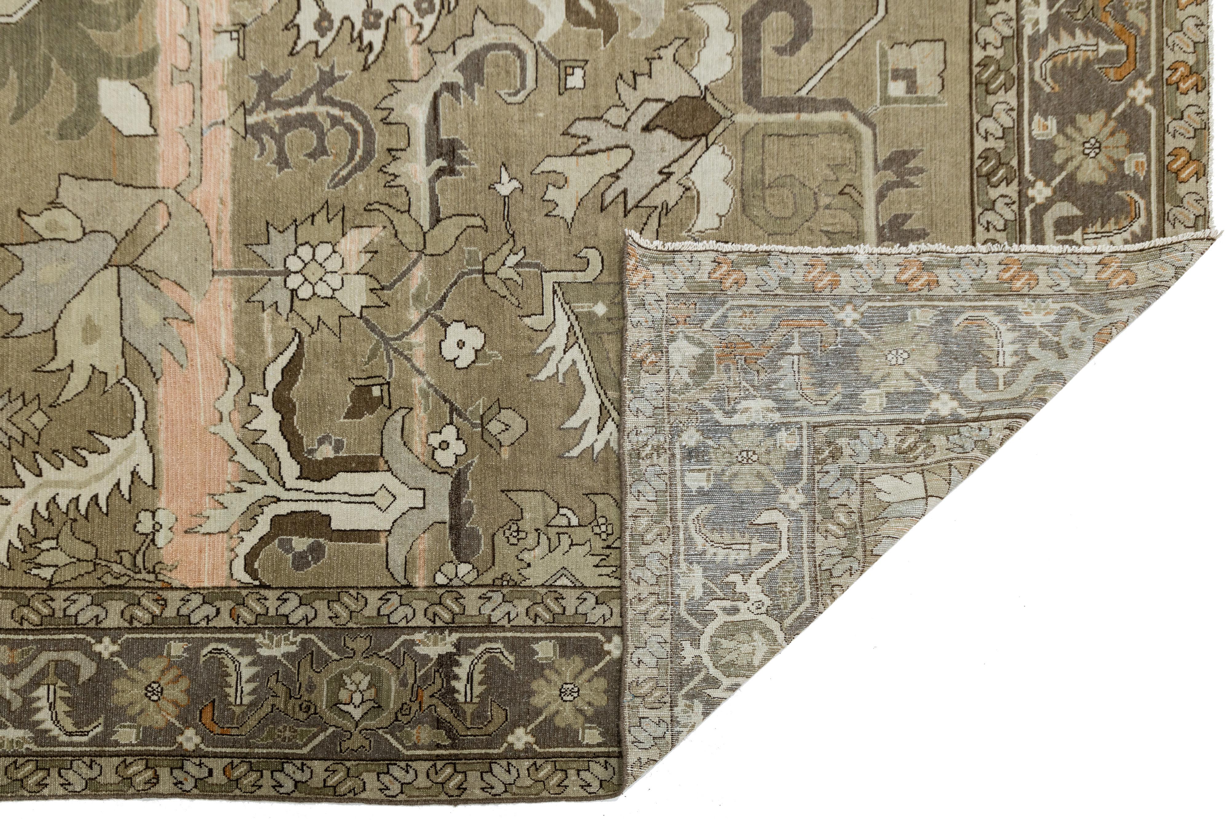 12 x 15 Antiker Malayer Teppich aus persischer Wolle  In erdigen Tönen mit Rankenmotiven (Persisch) im Angebot