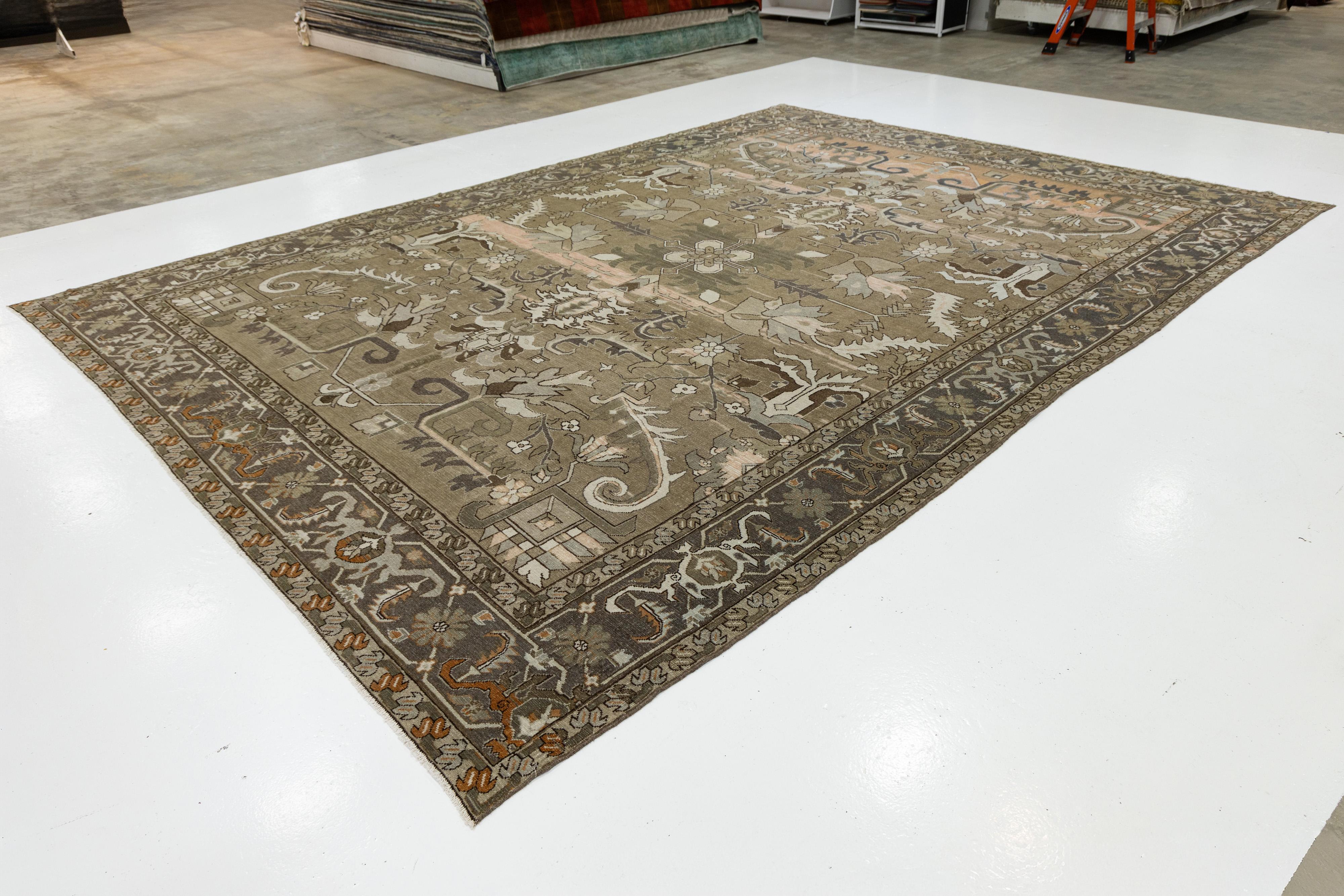 12 x 15 Antiker Malayer Teppich aus persischer Wolle  In erdigen Tönen mit Rankenmotiven (Handgeknüpft) im Angebot