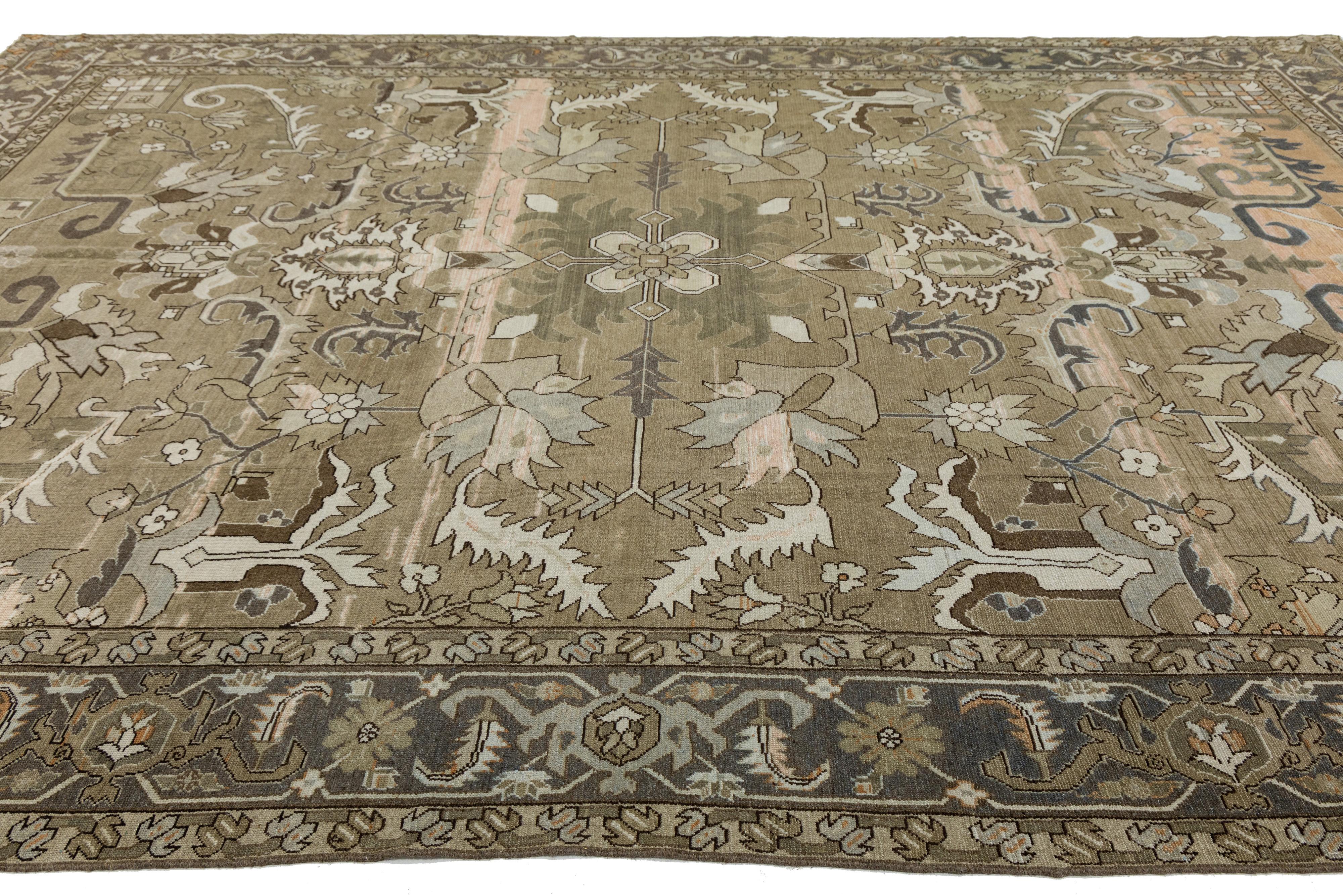 12 x 15 Antiker Malayer Teppich aus persischer Wolle  In erdigen Tönen mit Rankenmotiven (20. Jahrhundert) im Angebot