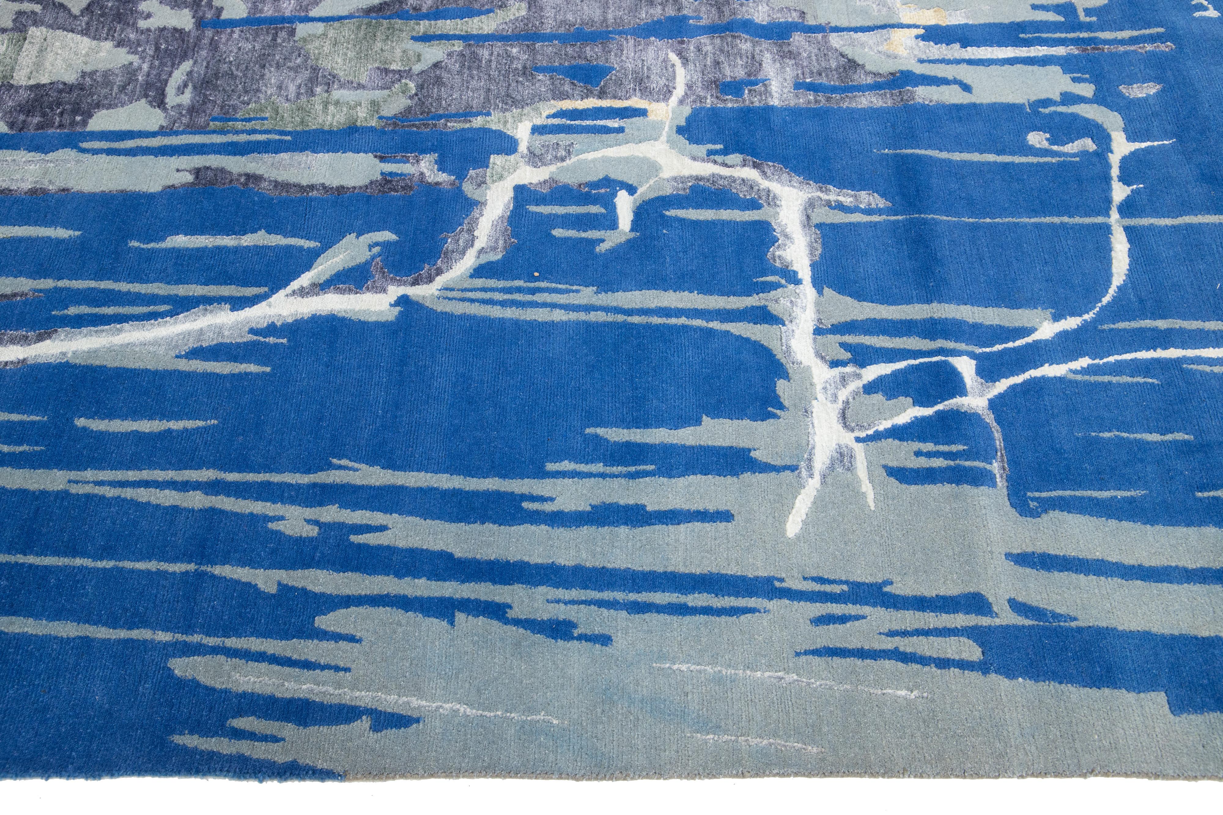 Tappeto in lana e seta contemporaneo 12 x 15 blu e grigio con disegno astratto in vendita 1