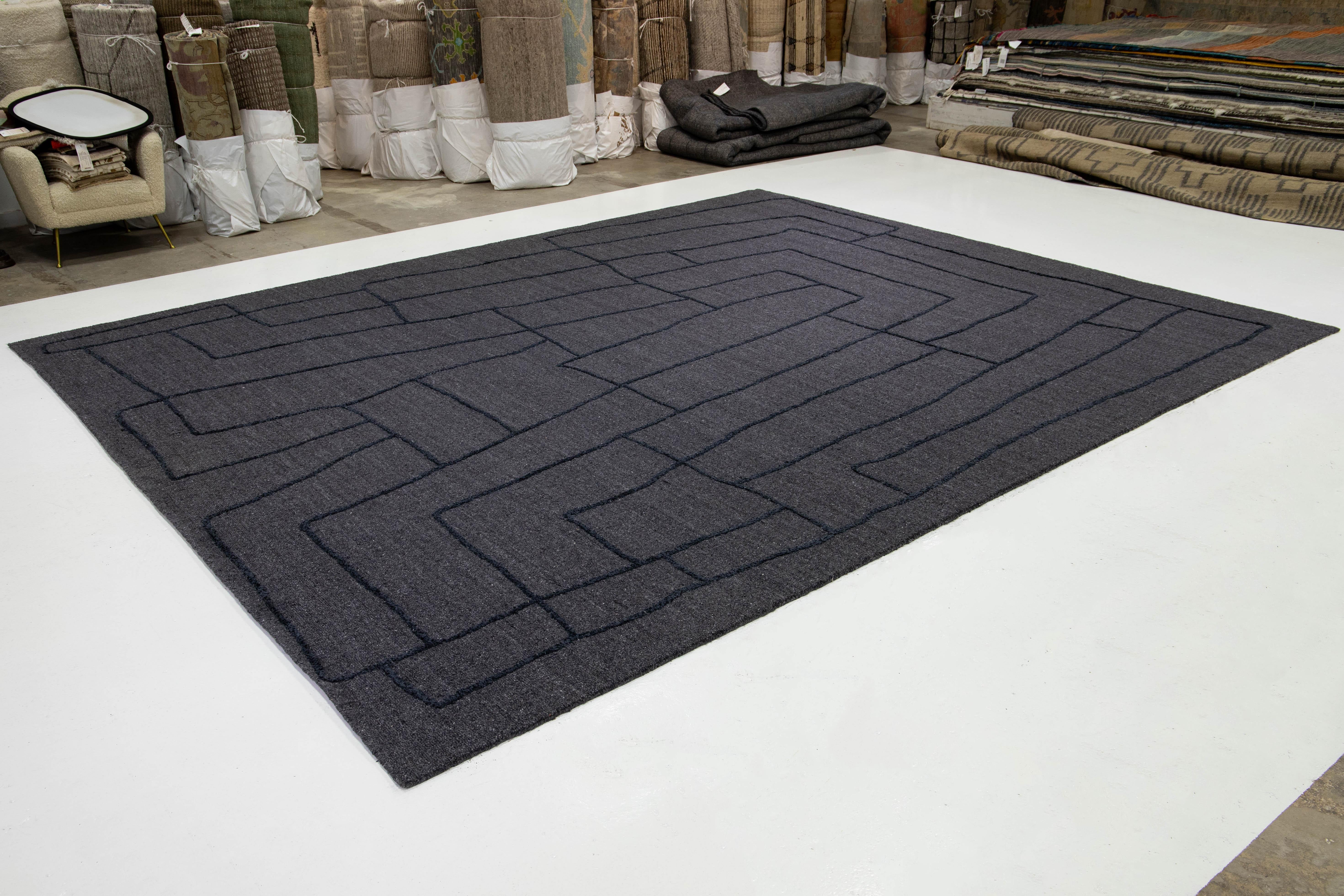 Fatto a mano 12 x 15 Contemporary Hand Loom Wool Rug In Gray With Abstract Design in vendita