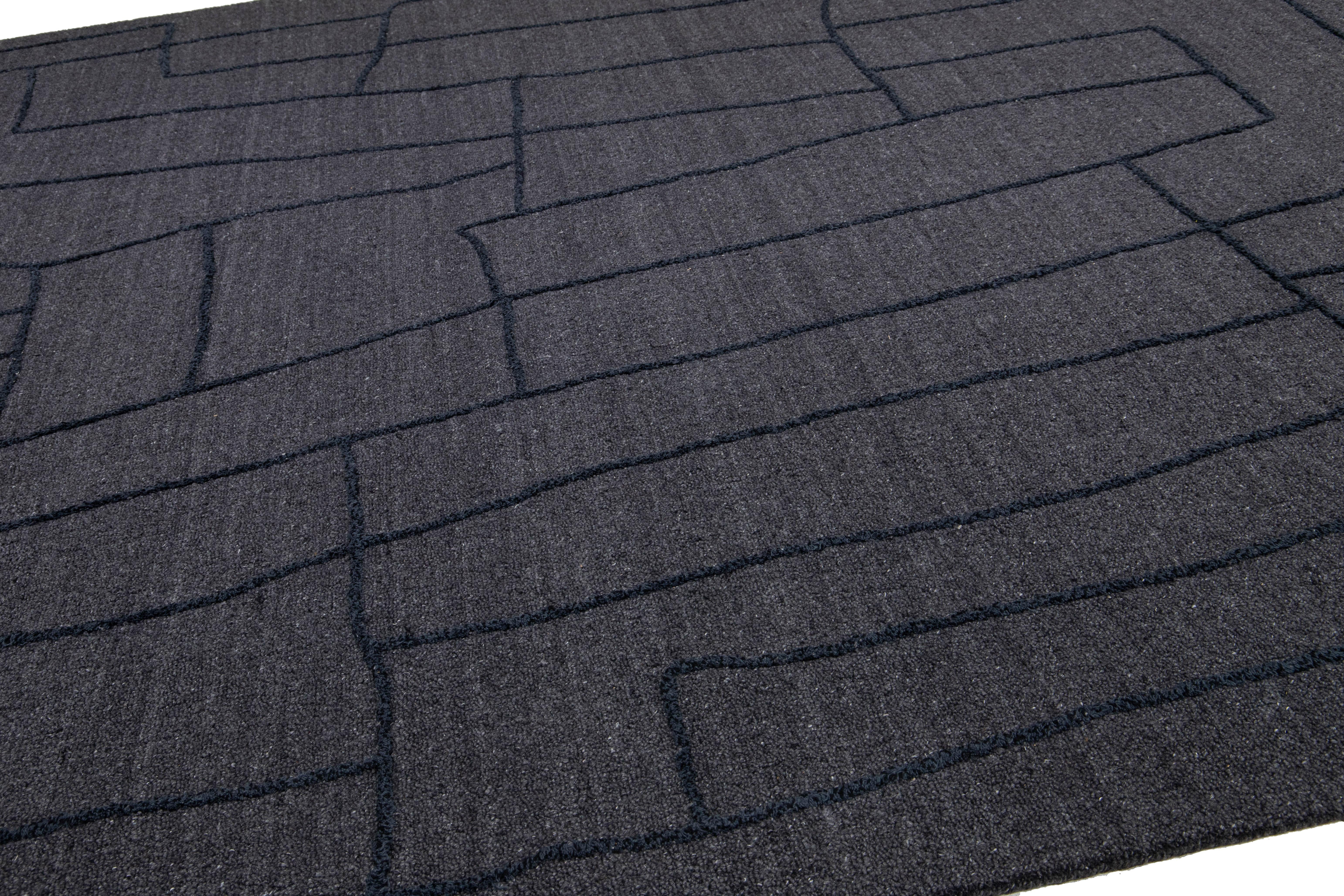 12 x 15 Contemporary Hand Loom Wool Rug In Gray With Abstract Design In condizioni Nuovo in vendita a Norwalk, CT