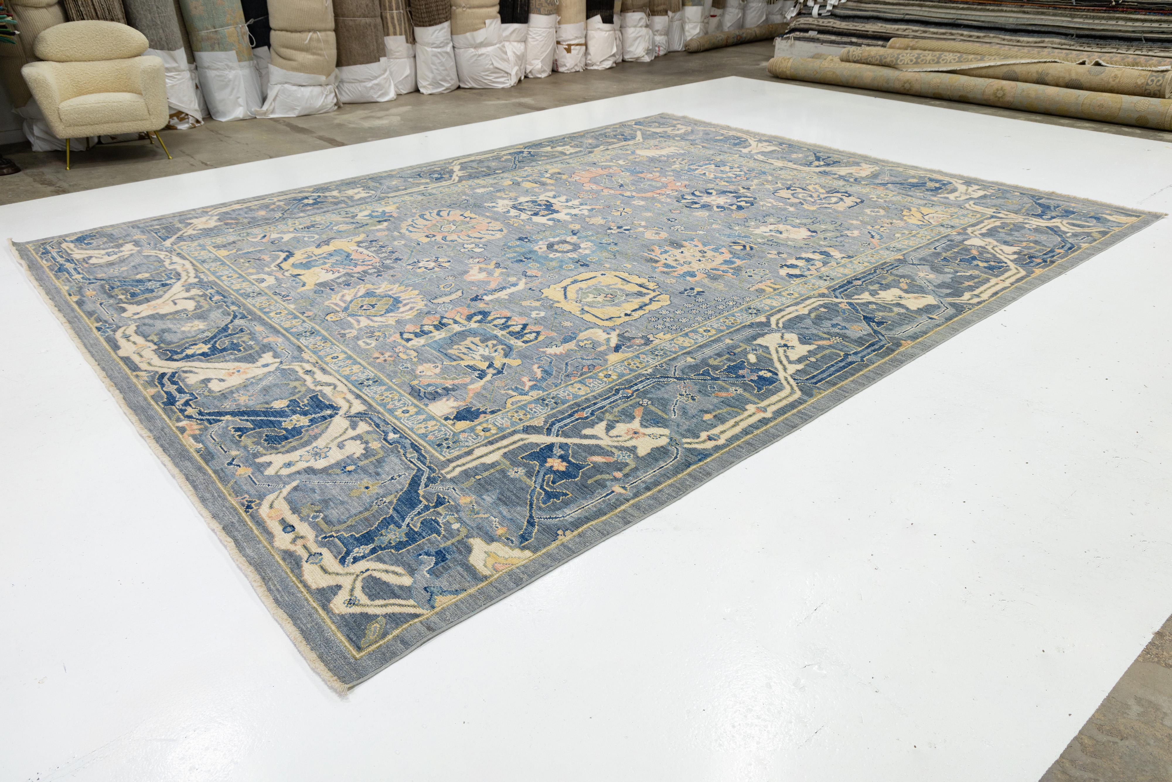 Annodato a mano 12 x 15 Tappeto contemporaneo in lana blu in stile Oushak realizzato a mano con design/One in vendita