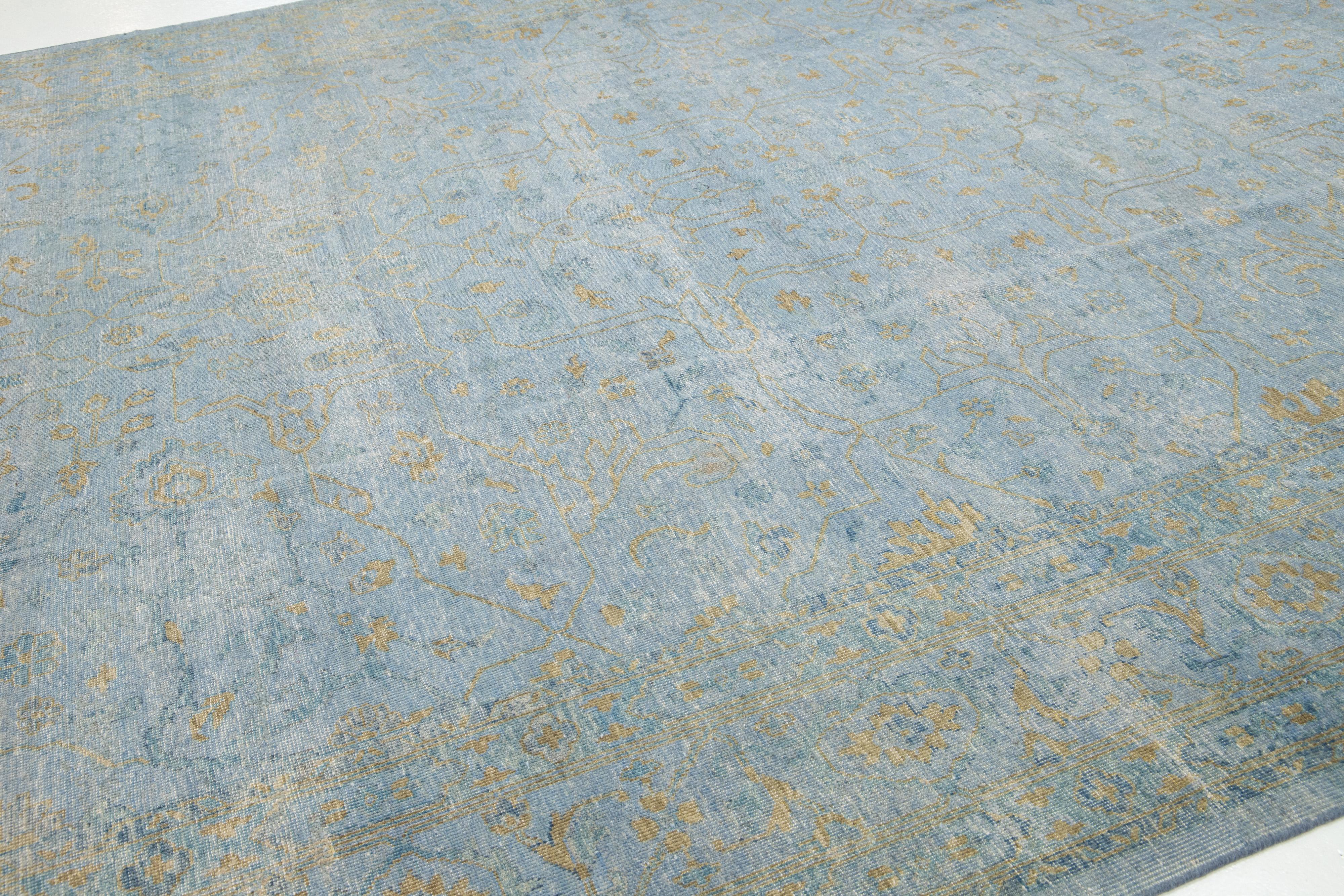12 x 15 Tapis contemporain en laine d'Oushak fait main avec champ bleu en vente 4