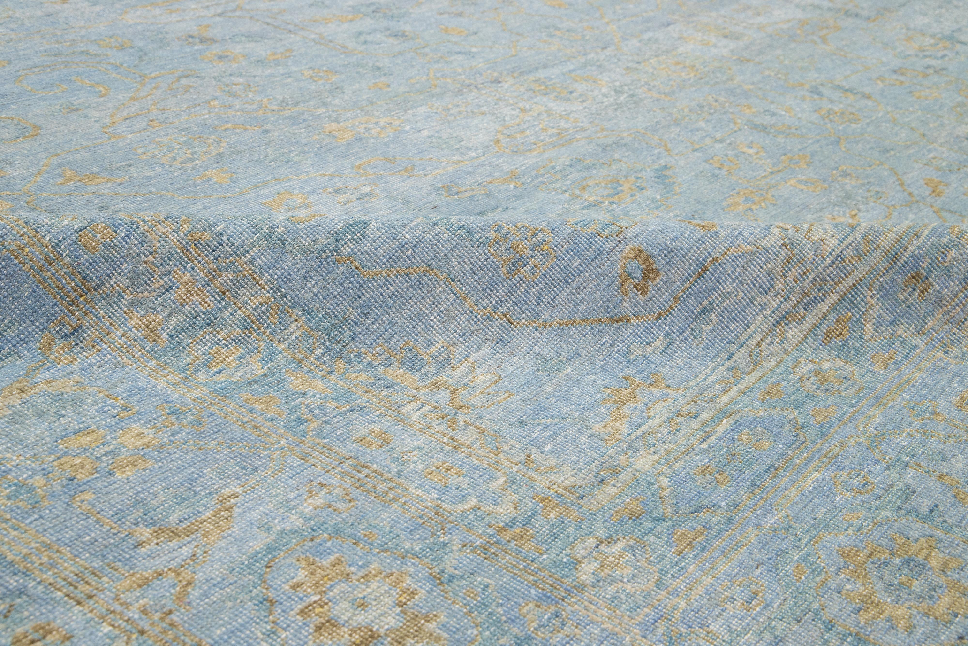 12 x 15 Tapis contemporain en laine d'Oushak fait main avec champ bleu Neuf - En vente à Norwalk, CT