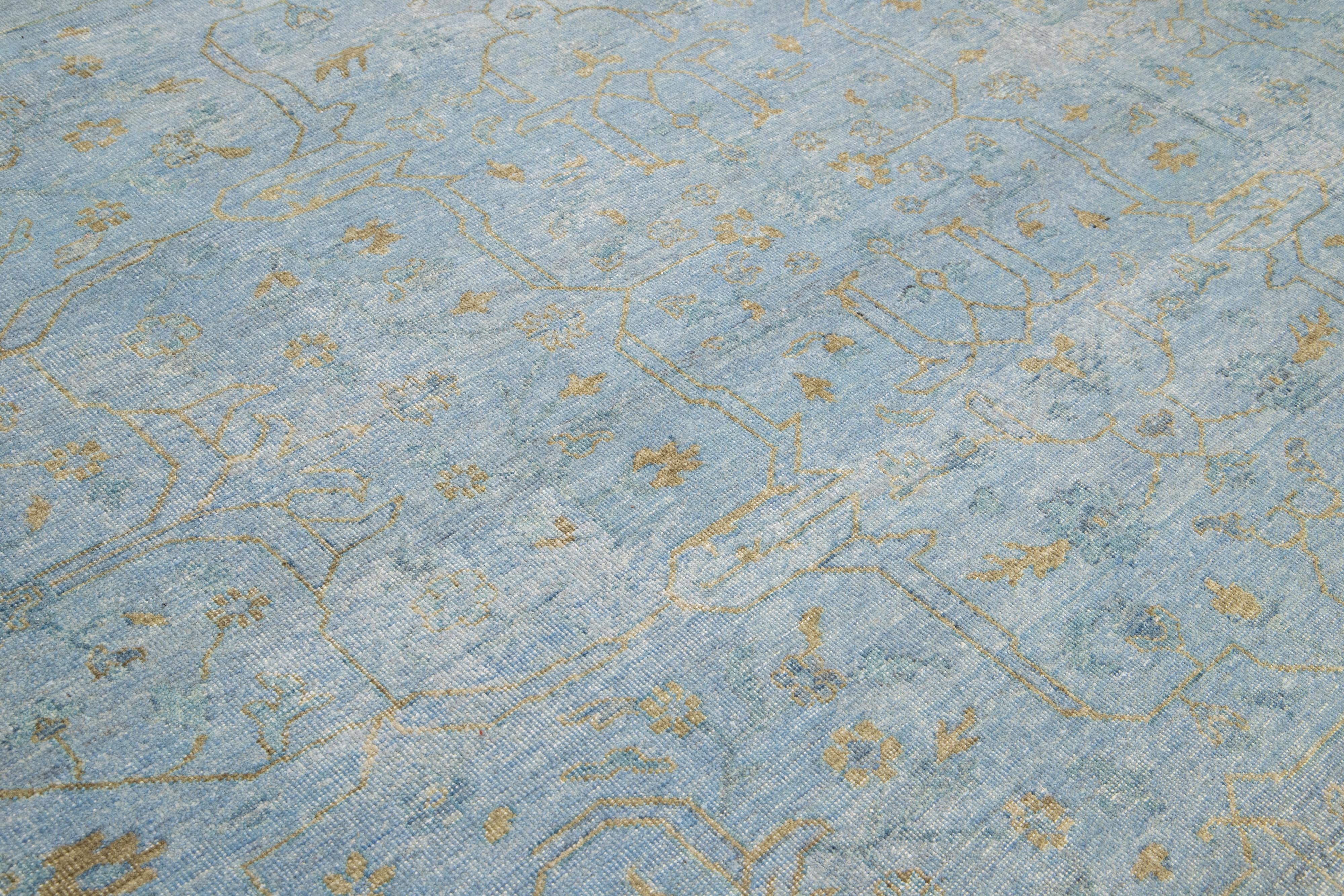 Laine 12 x 15 Tapis contemporain en laine d'Oushak fait main avec champ bleu en vente