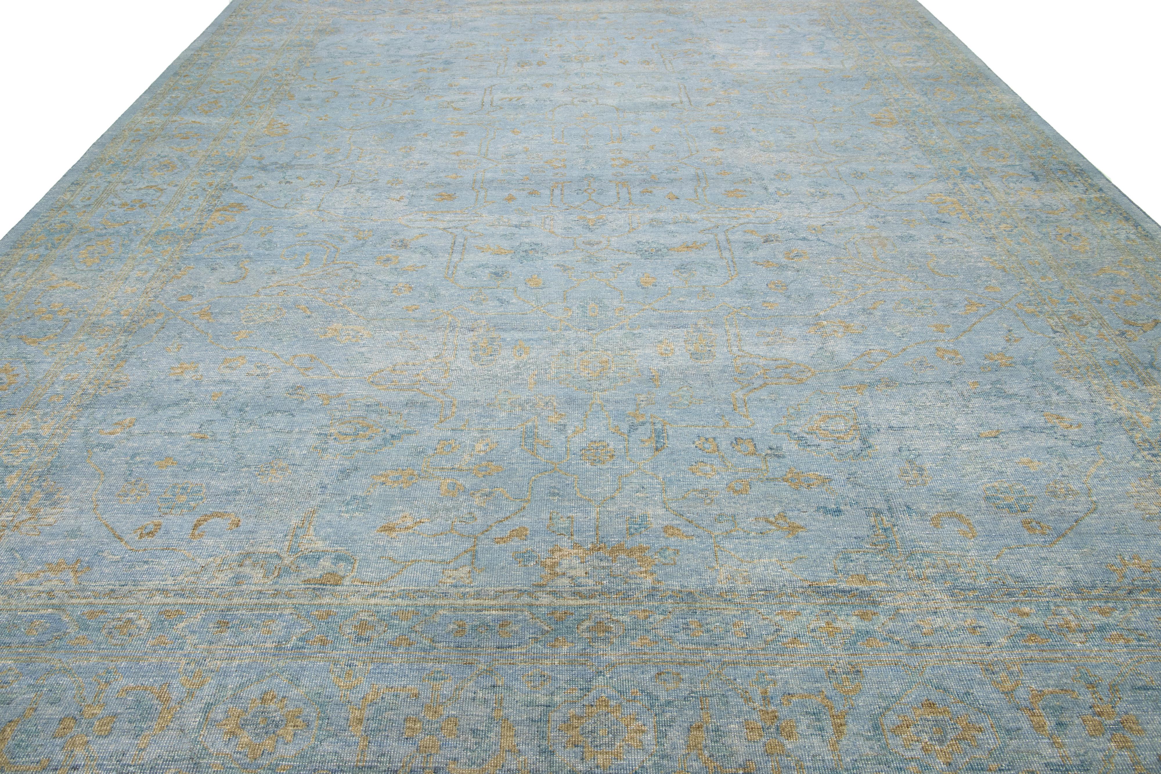 12 x 15 Tapis contemporain en laine d'Oushak fait main avec champ bleu en vente 1