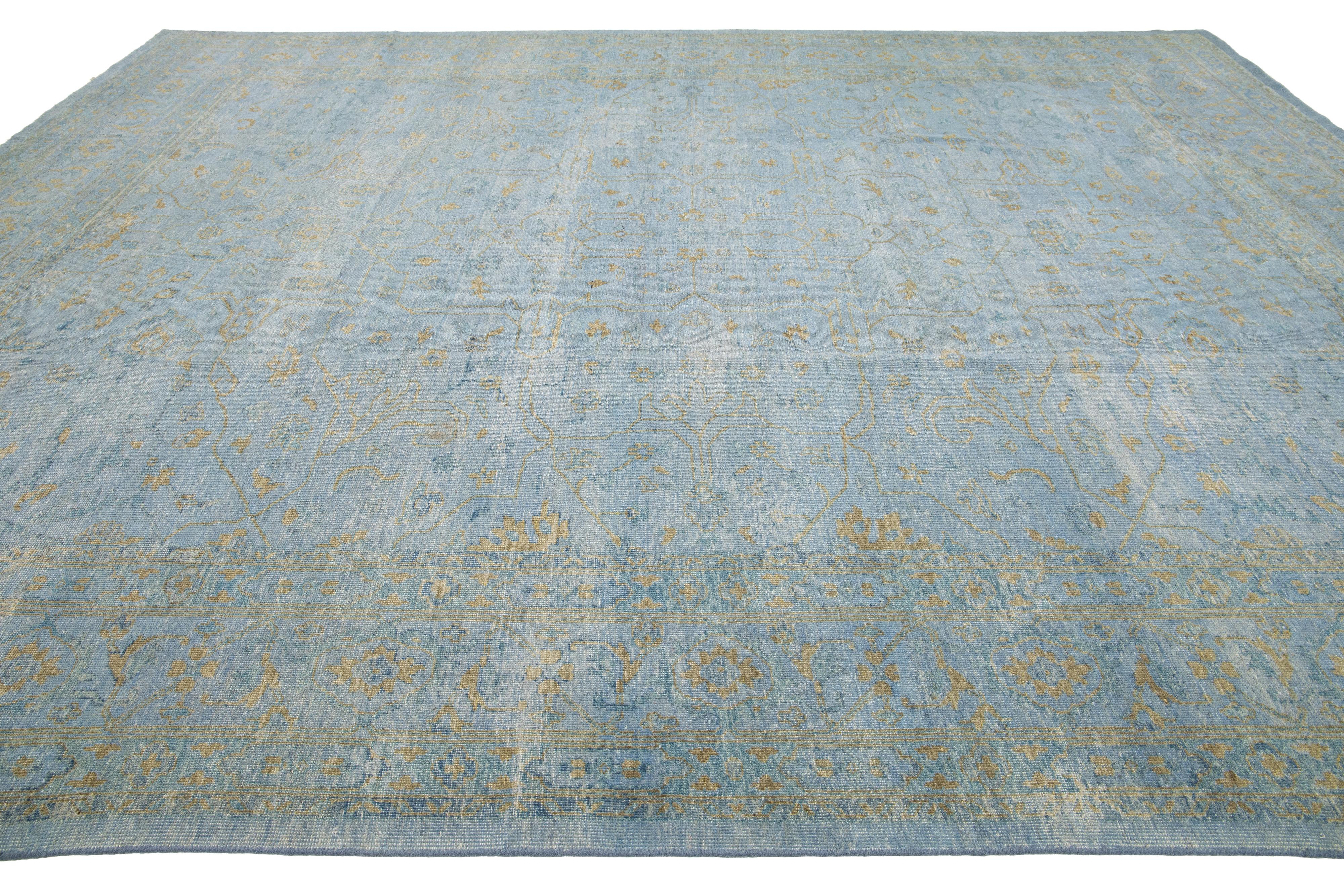 12 x 15 Tapis contemporain en laine d'Oushak fait main avec champ bleu en vente 3