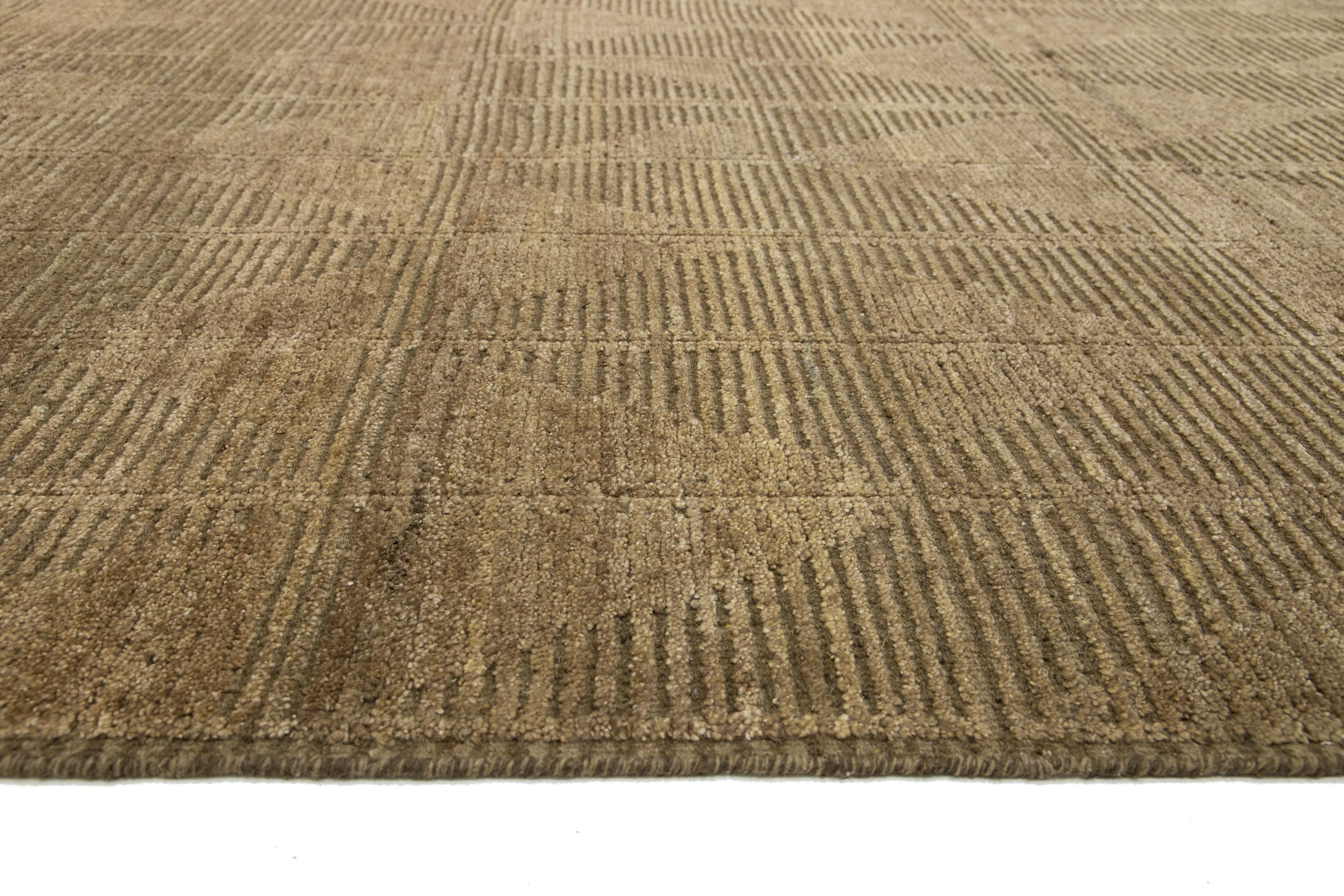12 x 15 Tapis marocain moderne en laine de couleur Brown avec Design/One en vente 2