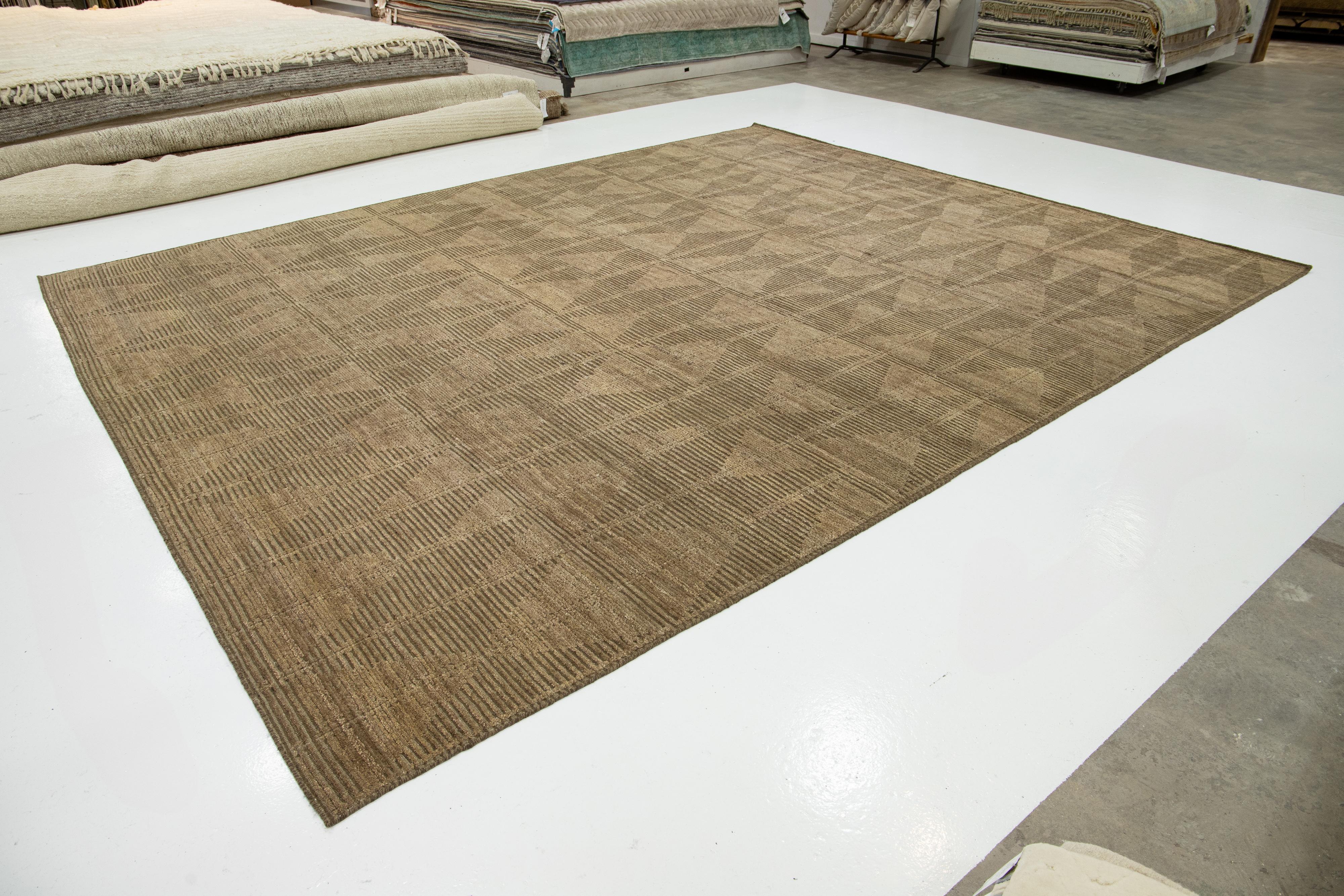 Organique 12 x 15 Tapis marocain moderne en laine de couleur Brown avec Design/One en vente