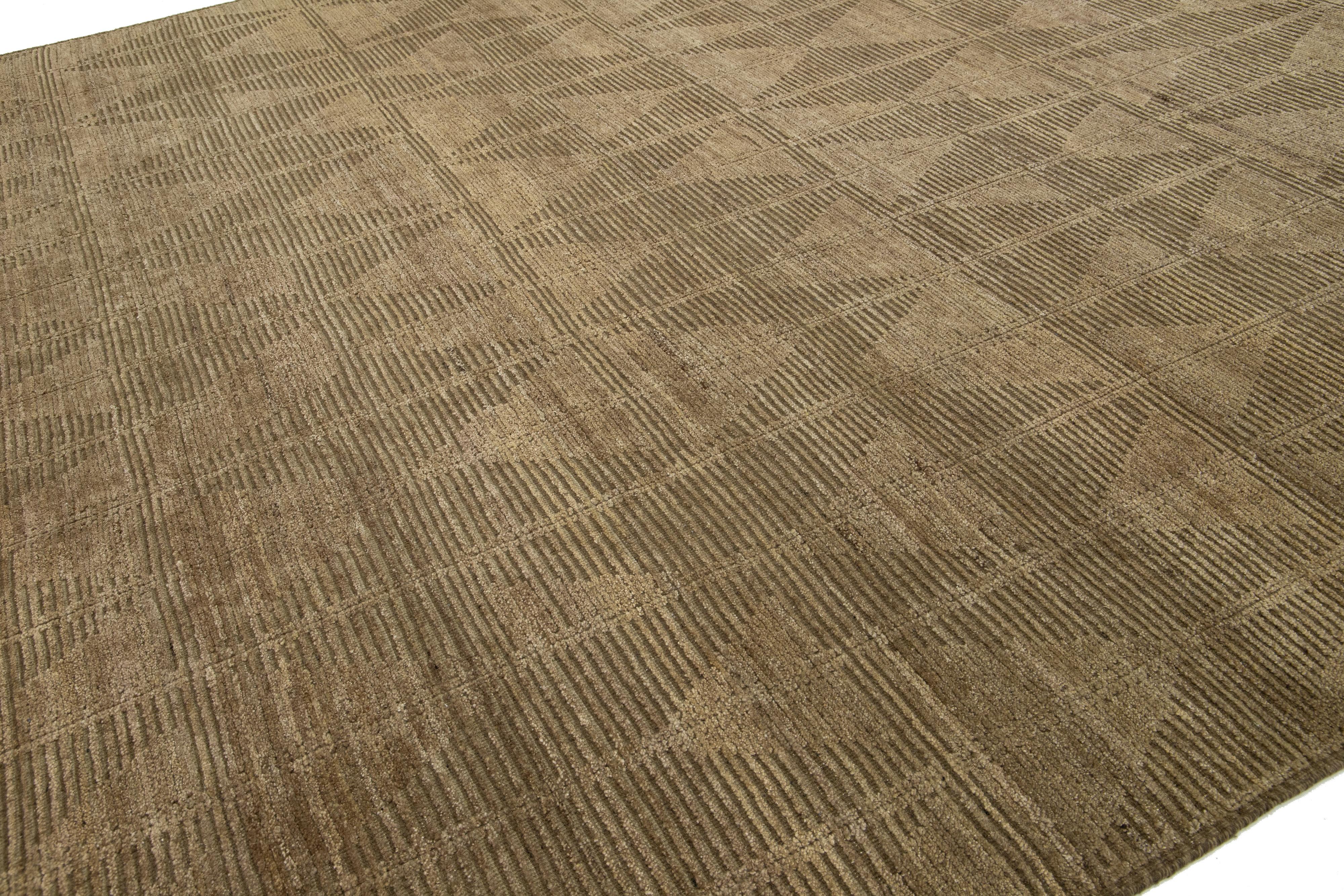 Noué à la main 12 x 15 Tapis marocain moderne en laine de couleur Brown avec Design/One en vente