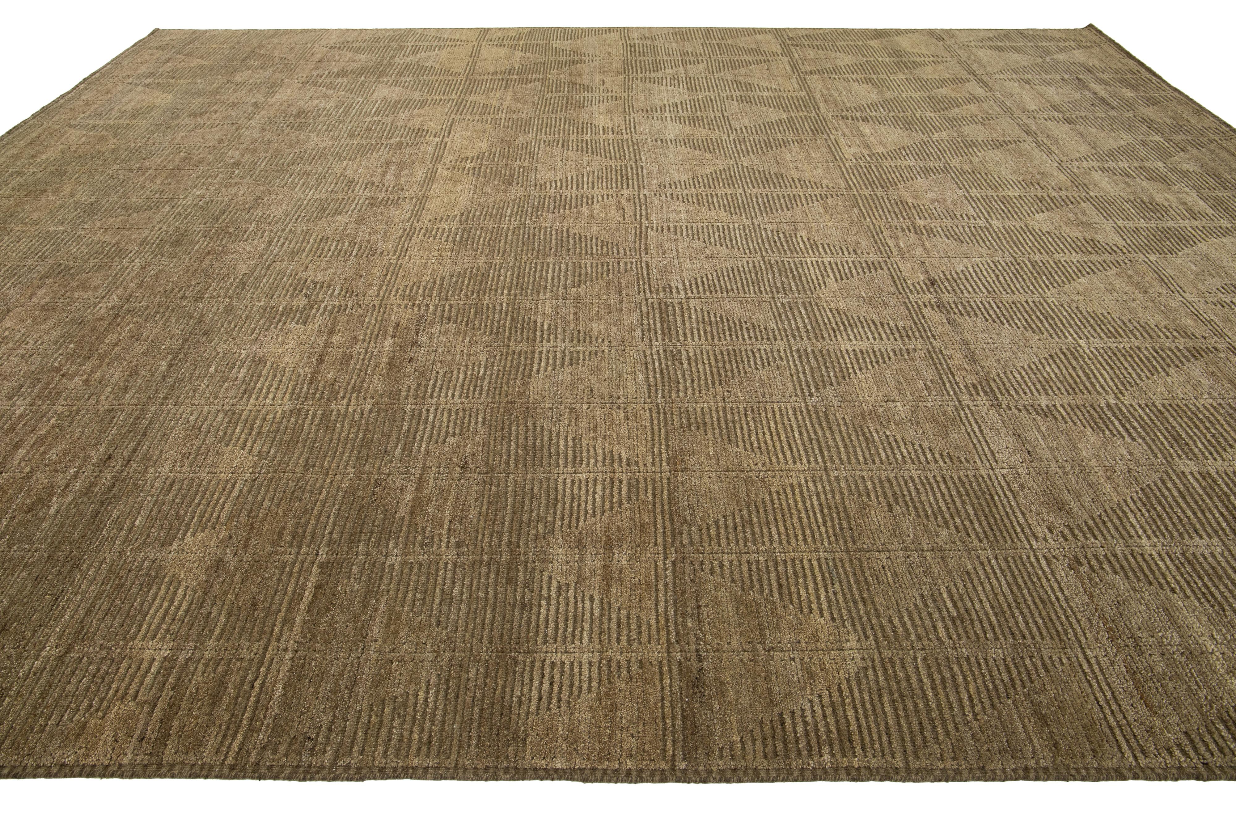 12 x 15 Tapis marocain moderne en laine de couleur Brown avec Design/One Neuf - En vente à Norwalk, CT