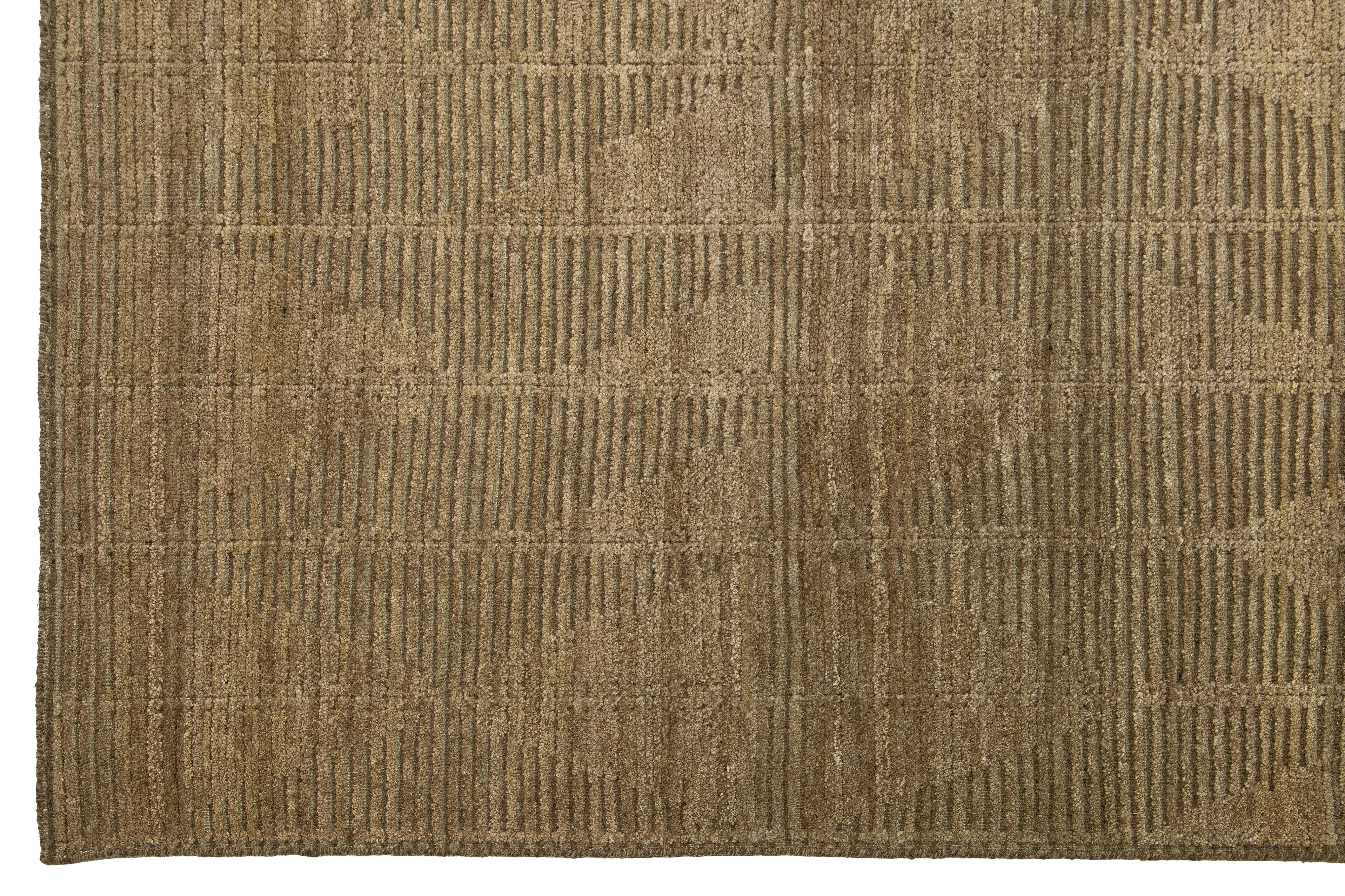 XXIe siècle et contemporain 12 x 15 Tapis marocain moderne en laine de couleur Brown avec Design/One en vente