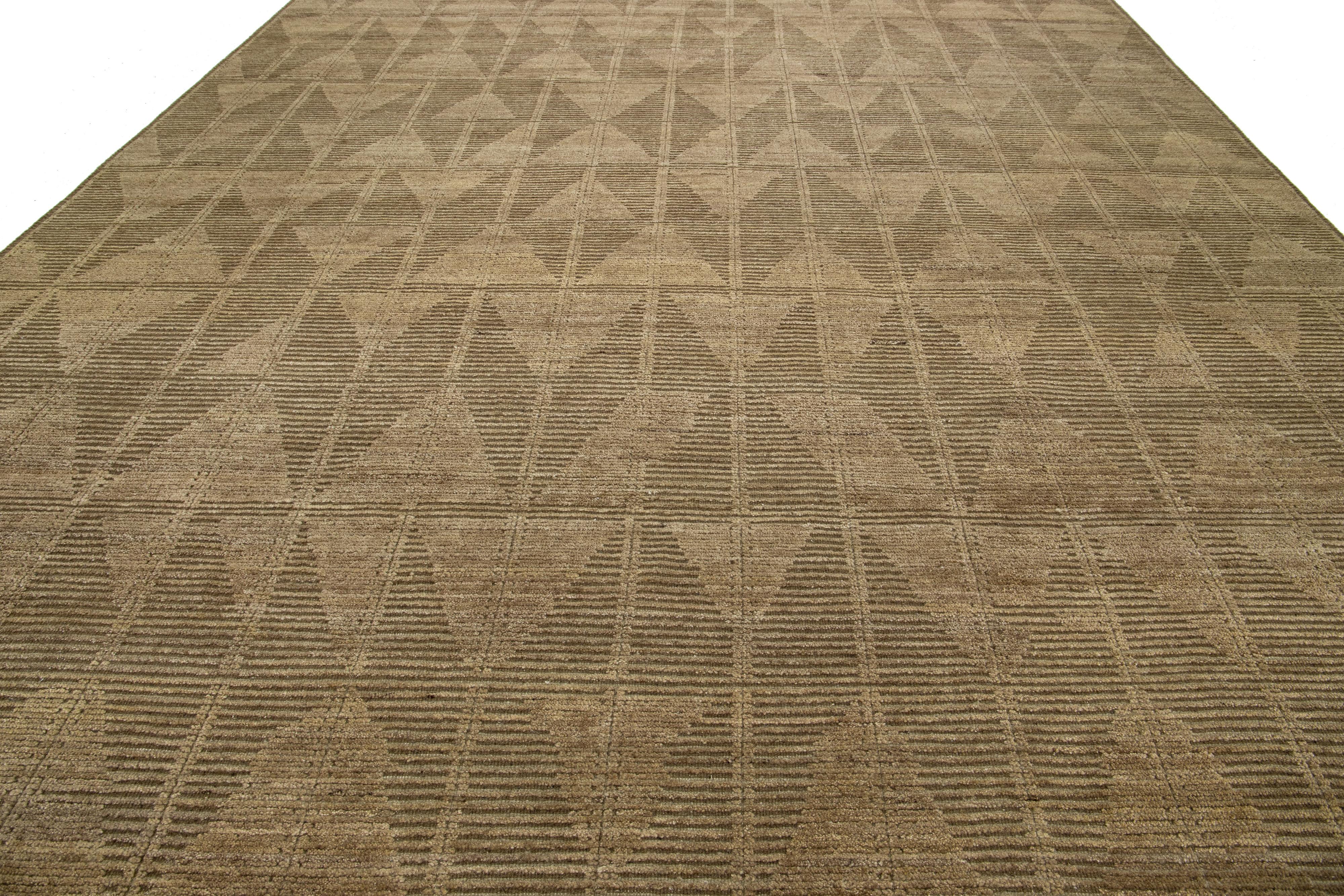 Laine 12 x 15 Tapis marocain moderne en laine de couleur Brown avec Design/One en vente