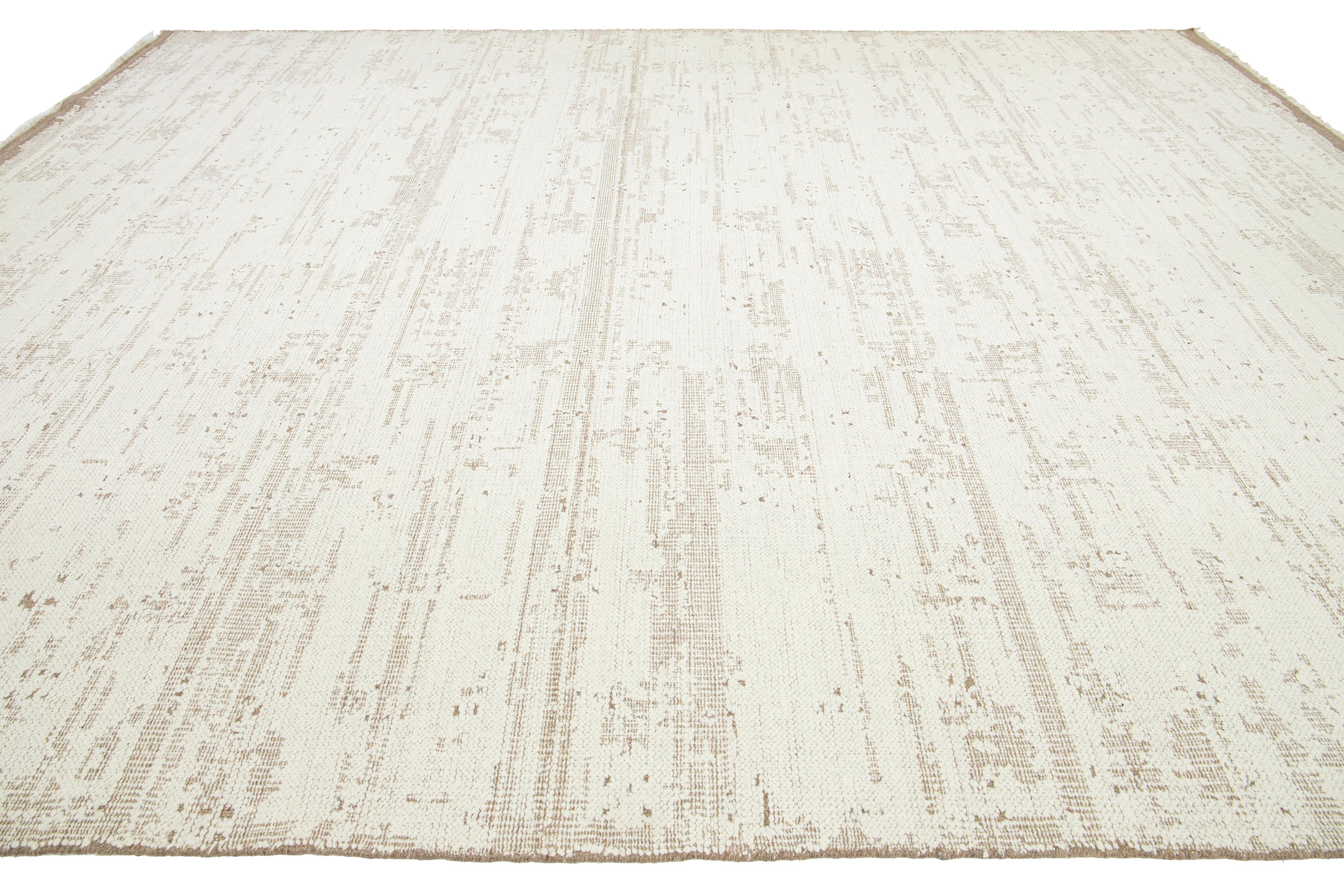 12 x 15  Moderner Flachgewebe-Teppich aus elfenbeinfarbener Wolle mit abstraktem Design im Zustand „Neu“ im Angebot in Norwalk, CT