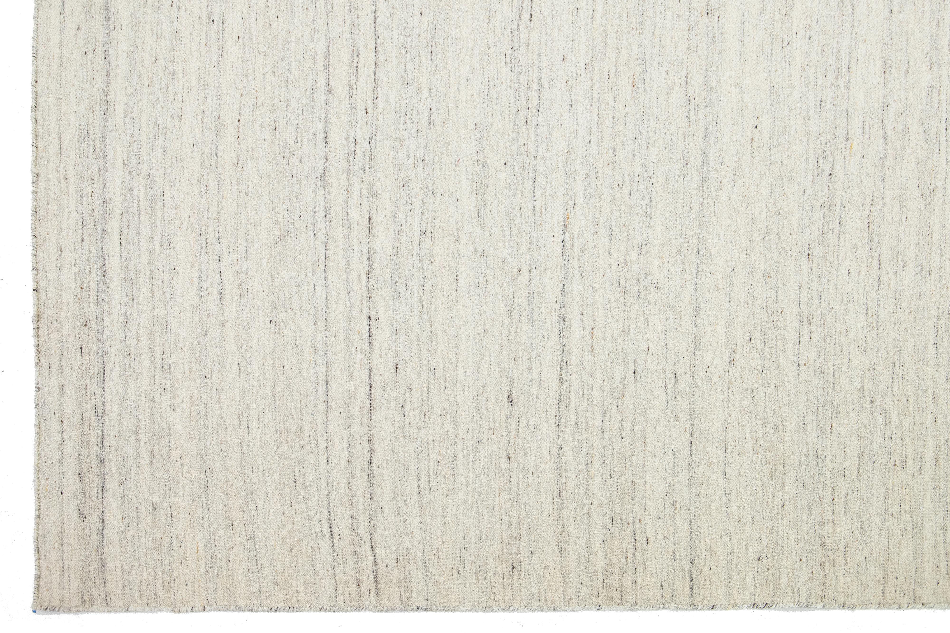 12 x 15 Moderner Flachgewebe-Wollteppich Handgefertigt in Elfenbein mit starkem Design (21. Jahrhundert und zeitgenössisch) im Angebot