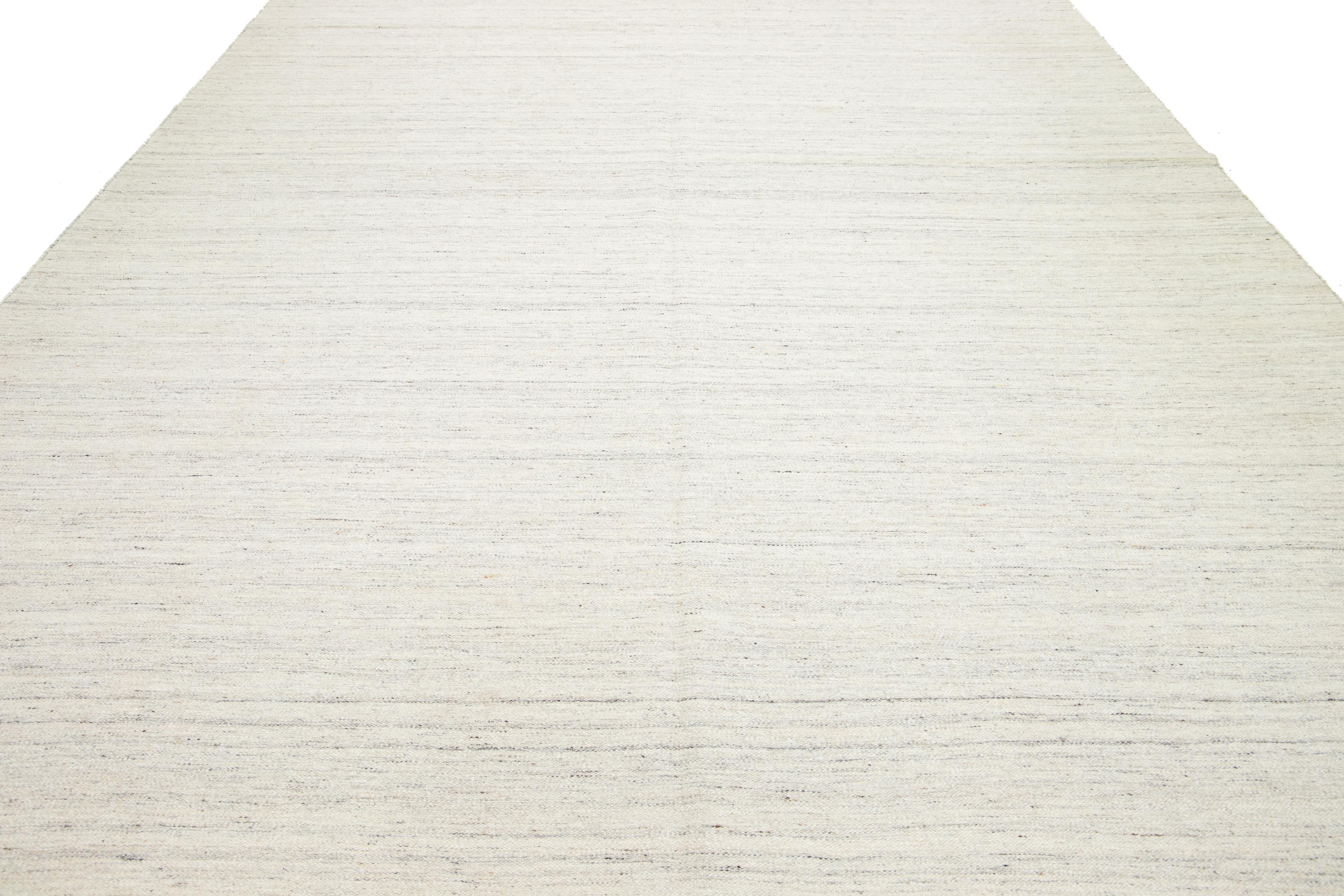 12 x 15 Moderner Flachgewebe-Wollteppich Handgefertigt in Elfenbein mit starkem Design (Wolle) im Angebot