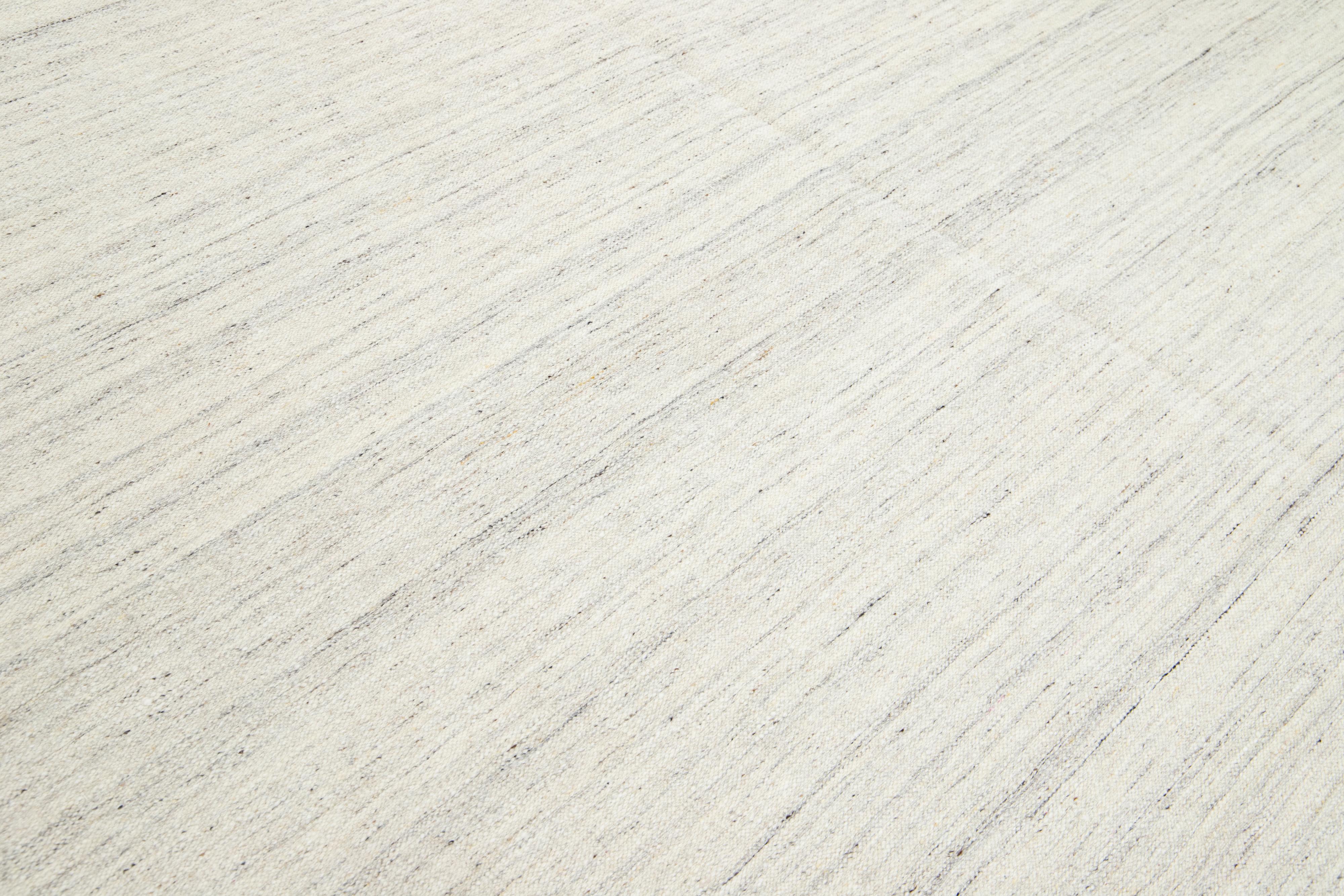 12 x 15 Moderner Flachgewebe-Wollteppich Handgefertigt in Elfenbein mit starkem Design im Angebot 1