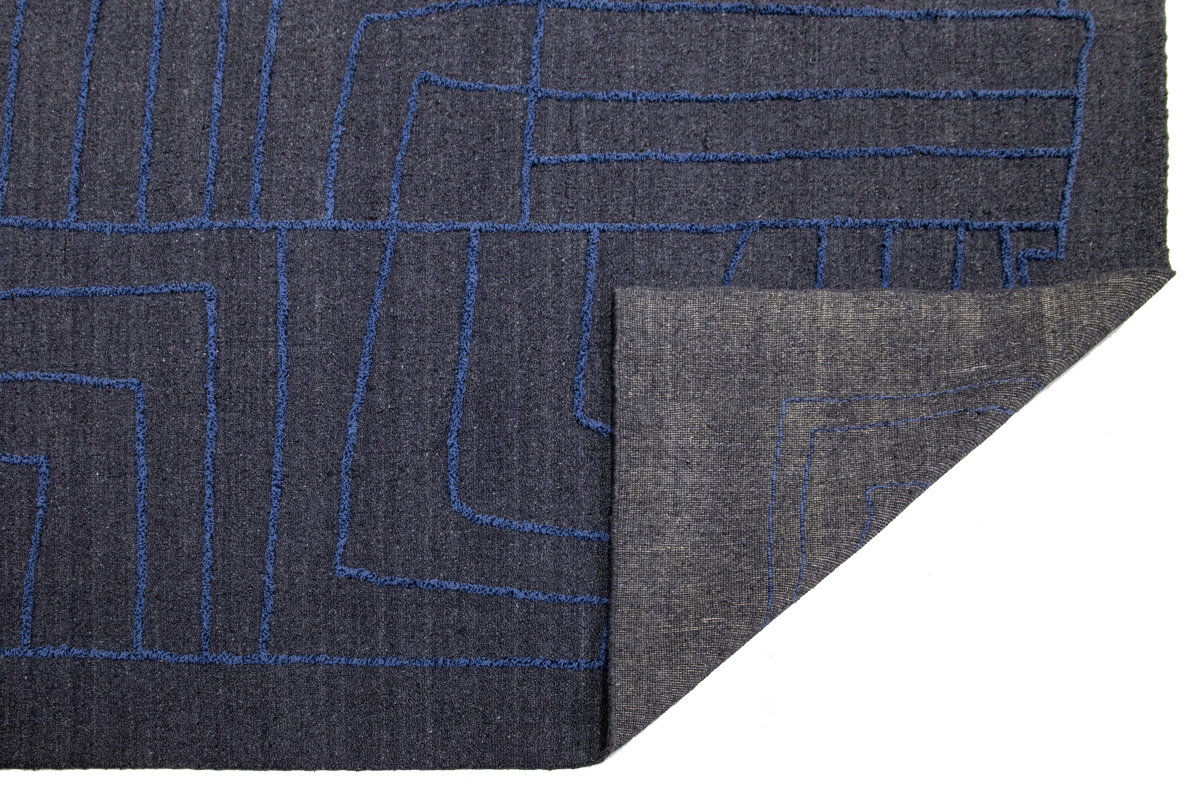 Indian 12 x 15 Modern Hand Loom Gray Wool Rug With Abstract Design For Sale