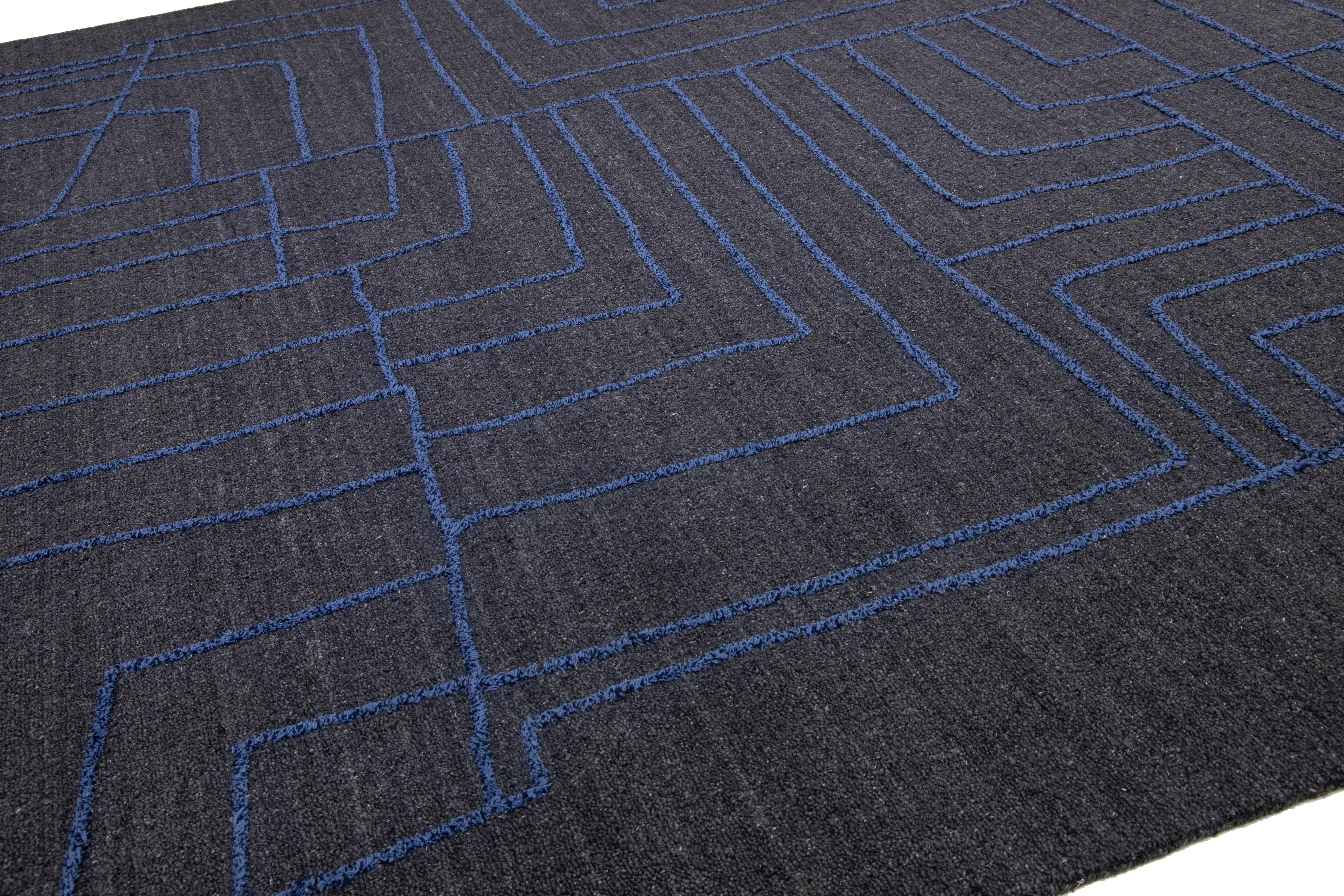 12 x 15 Modern Hand Loom Gray Wool Rug With Abstract Design In New Condition For Sale In Norwalk, CT