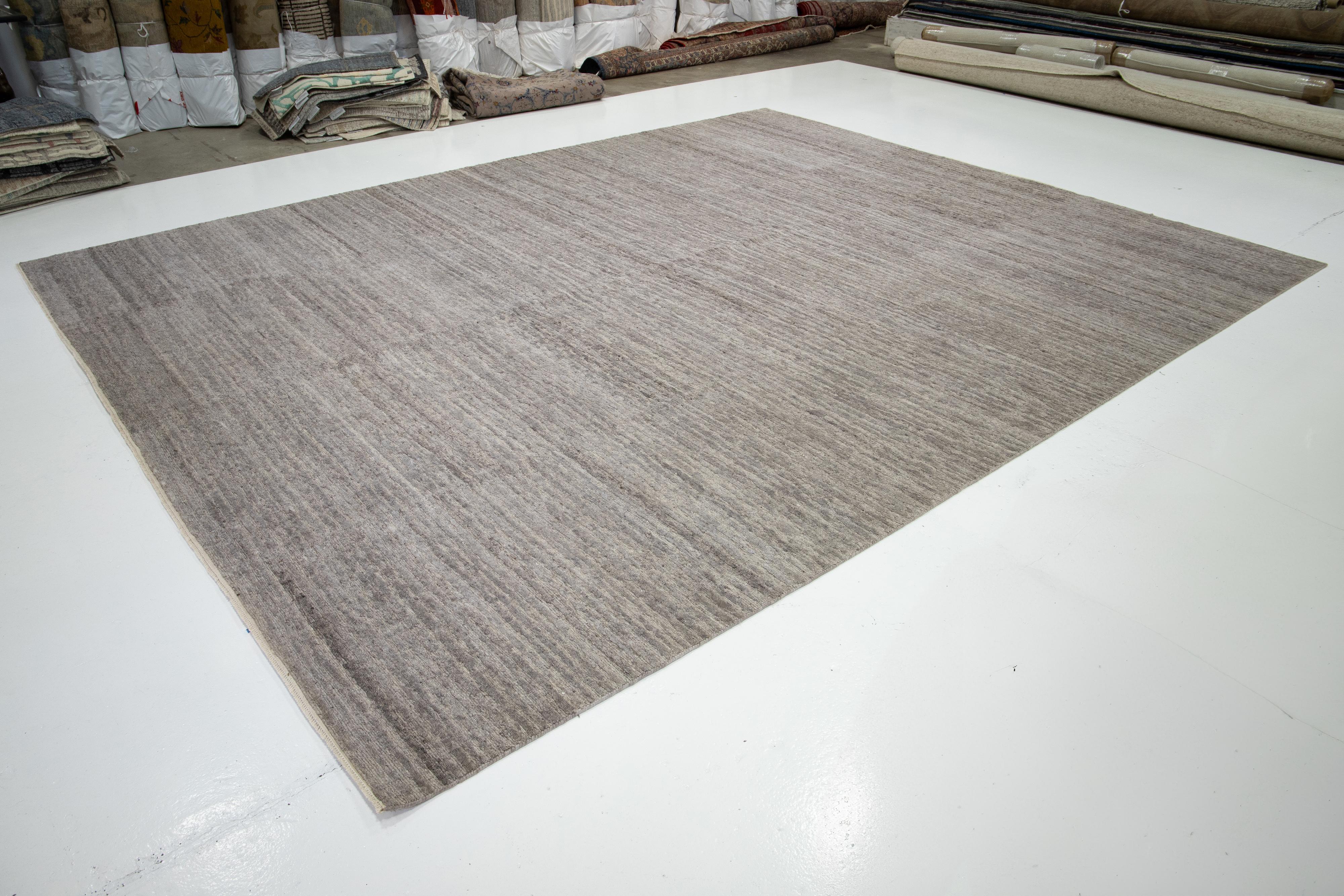 12 x 15 Moderner Wollteppich im marokkanischen Stil in Grau von Apadana (Indisch) im Angebot