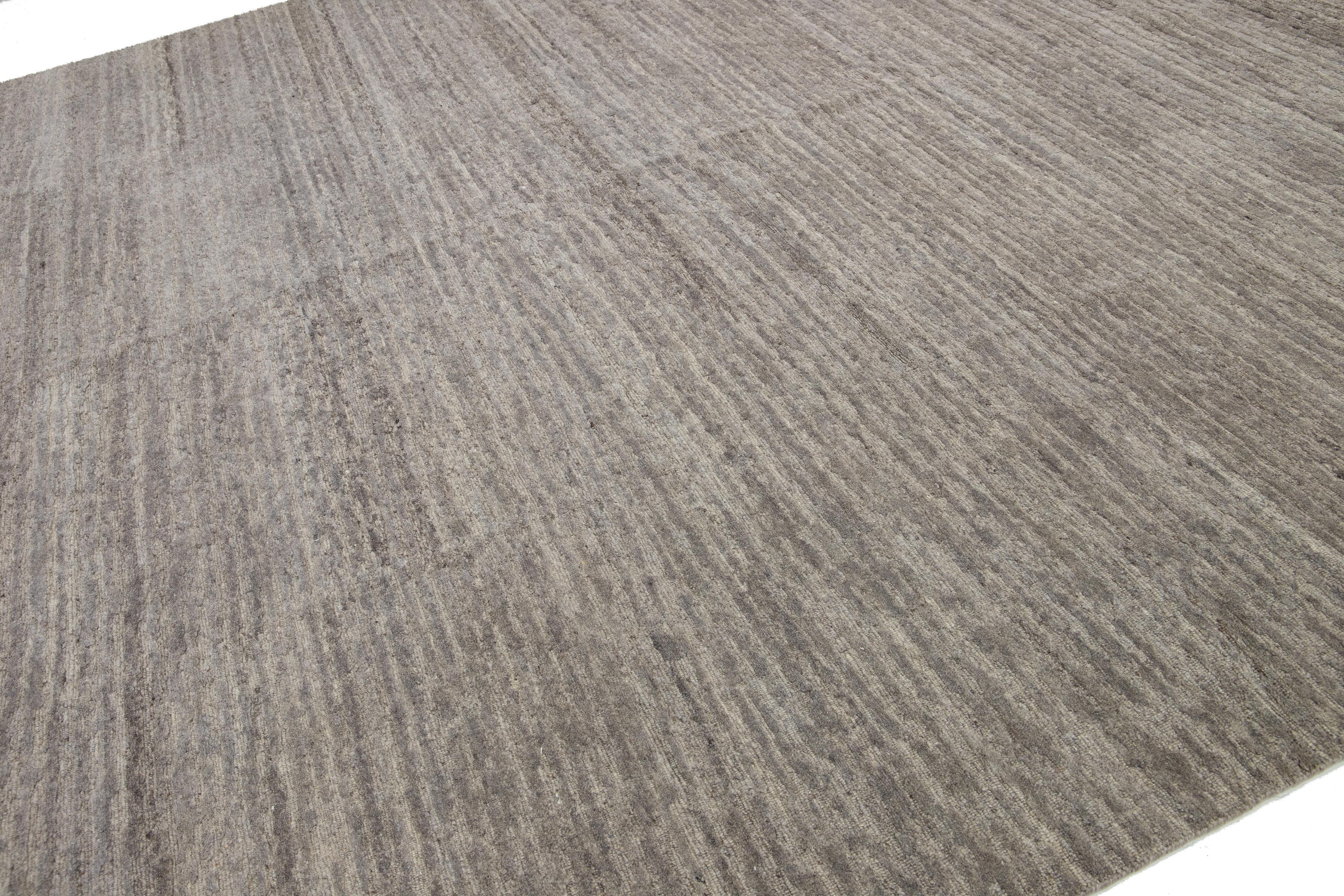 12 x 15 Moderner Wollteppich im marokkanischen Stil in Grau von Apadana (Handgeknüpft) im Angebot