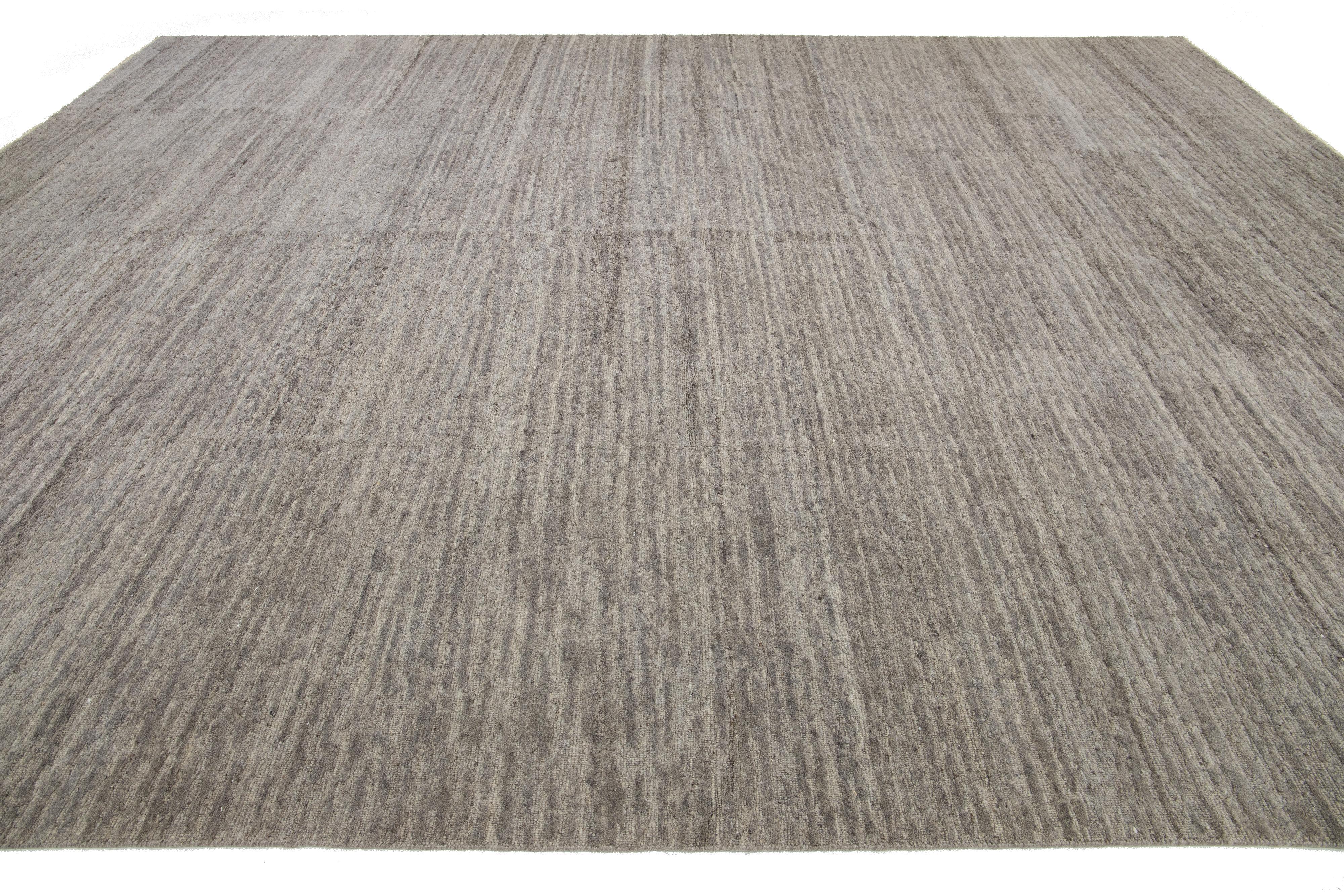 12 x 15 Moderner Wollteppich im marokkanischen Stil in Grau von Apadana (21. Jahrhundert und zeitgenössisch) im Angebot
