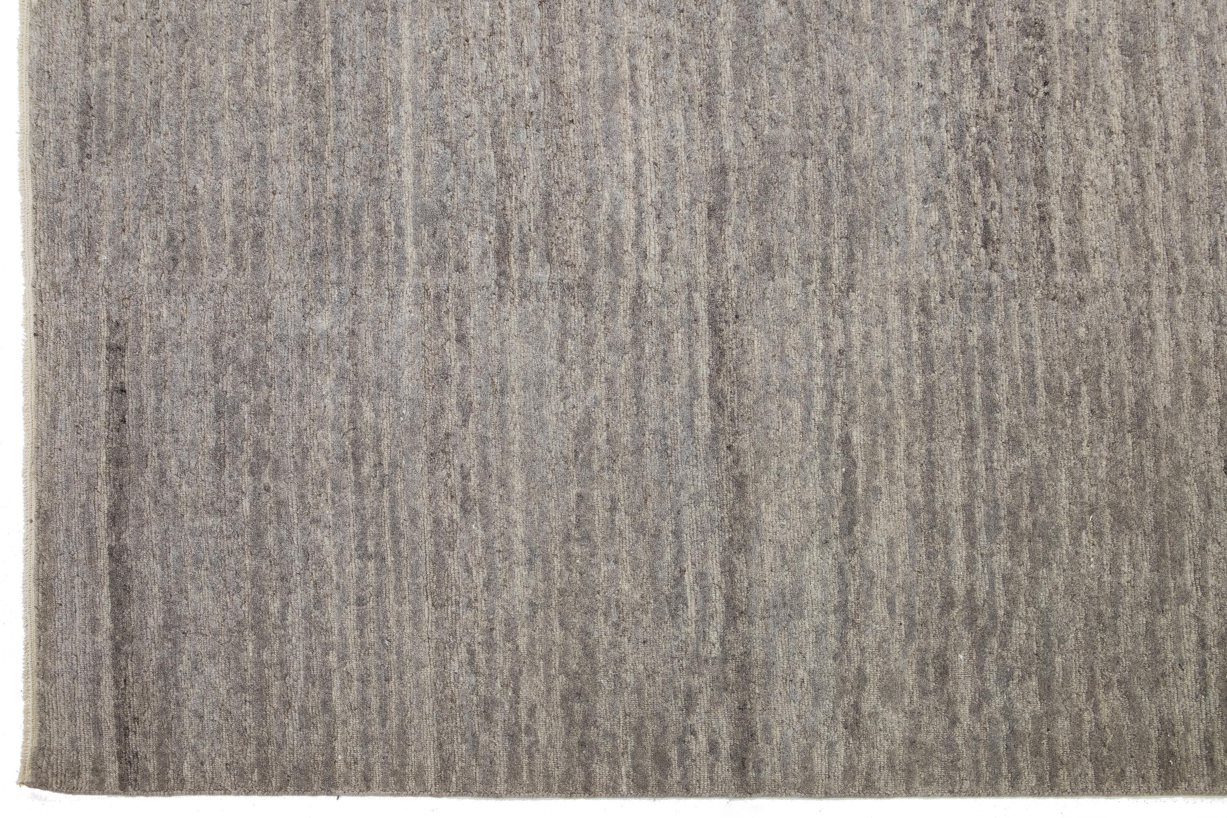 12 x 15 Moderner Wollteppich im marokkanischen Stil in Grau von Apadana (Wolle) im Angebot