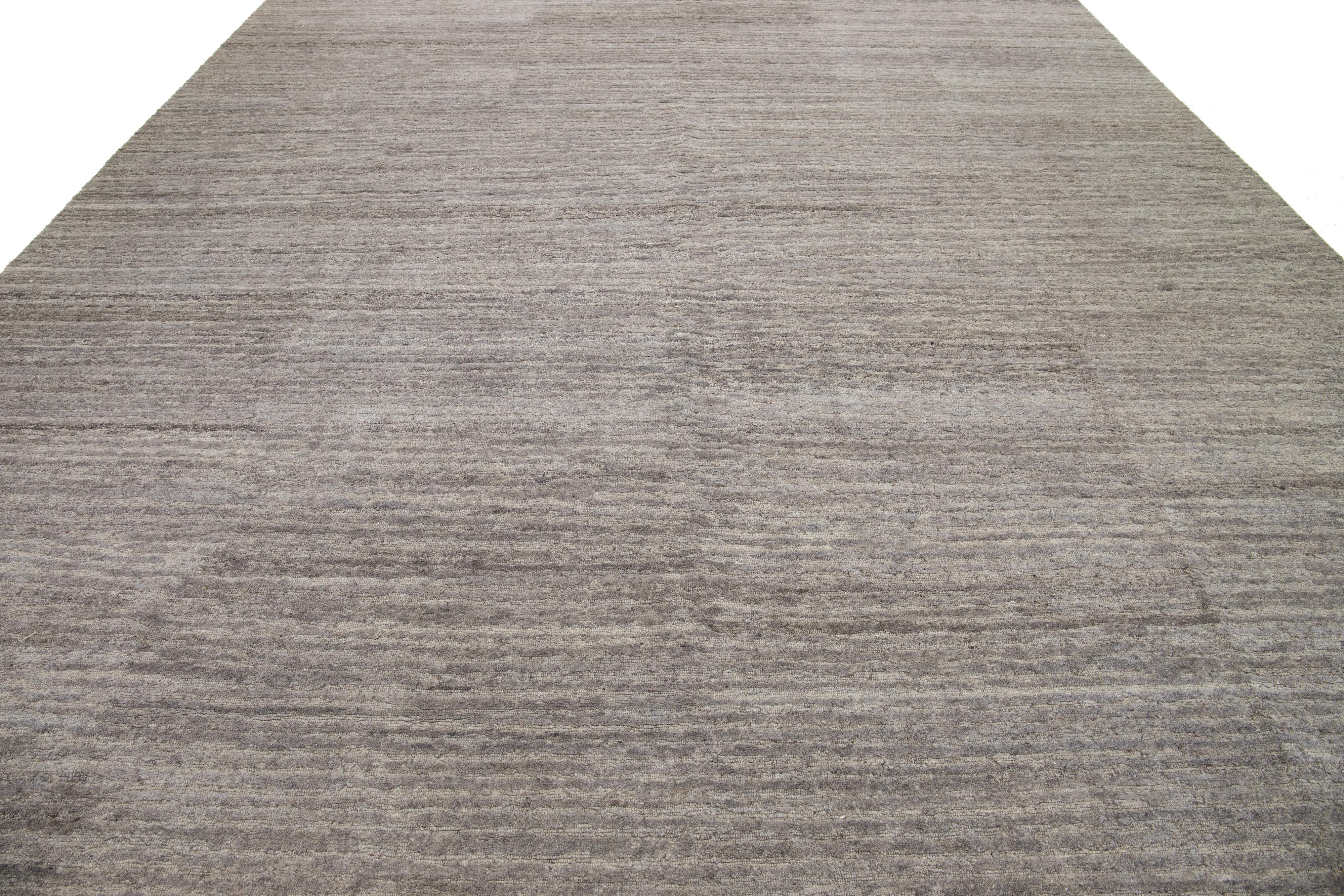 12 x 15 Moderner Wollteppich im marokkanischen Stil in Grau von Apadana im Angebot 1