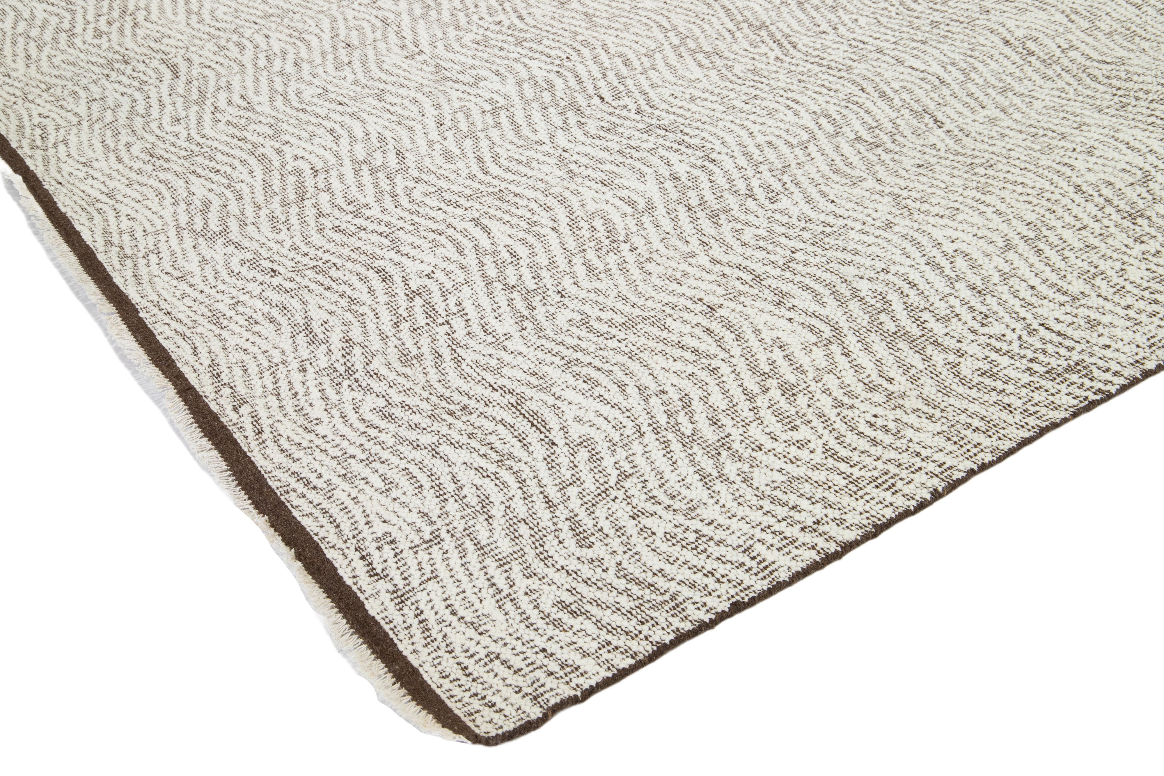 12 x 15 Tappeto organico moderno in lana a tessitura piatta in marrone e avorio in vendita 3