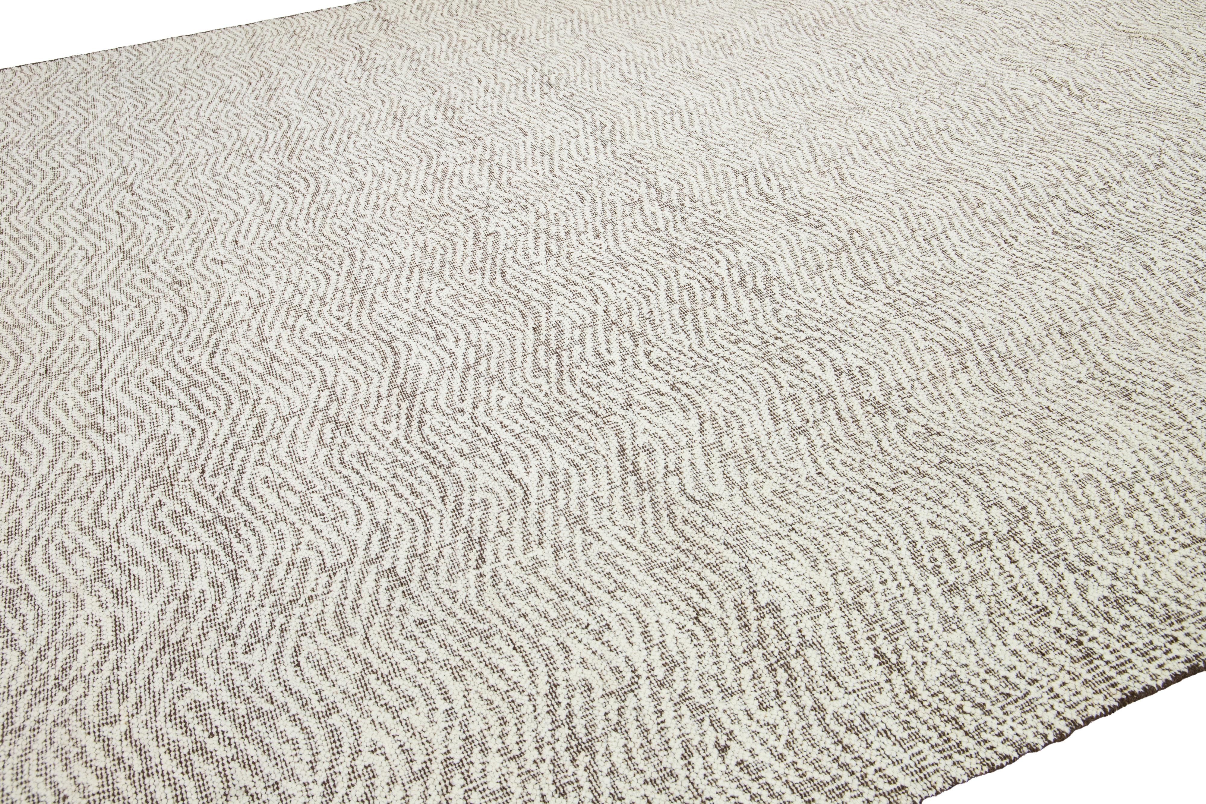 Indiano 12 x 15 Tappeto organico moderno in lana a tessitura piatta in marrone e avorio in vendita