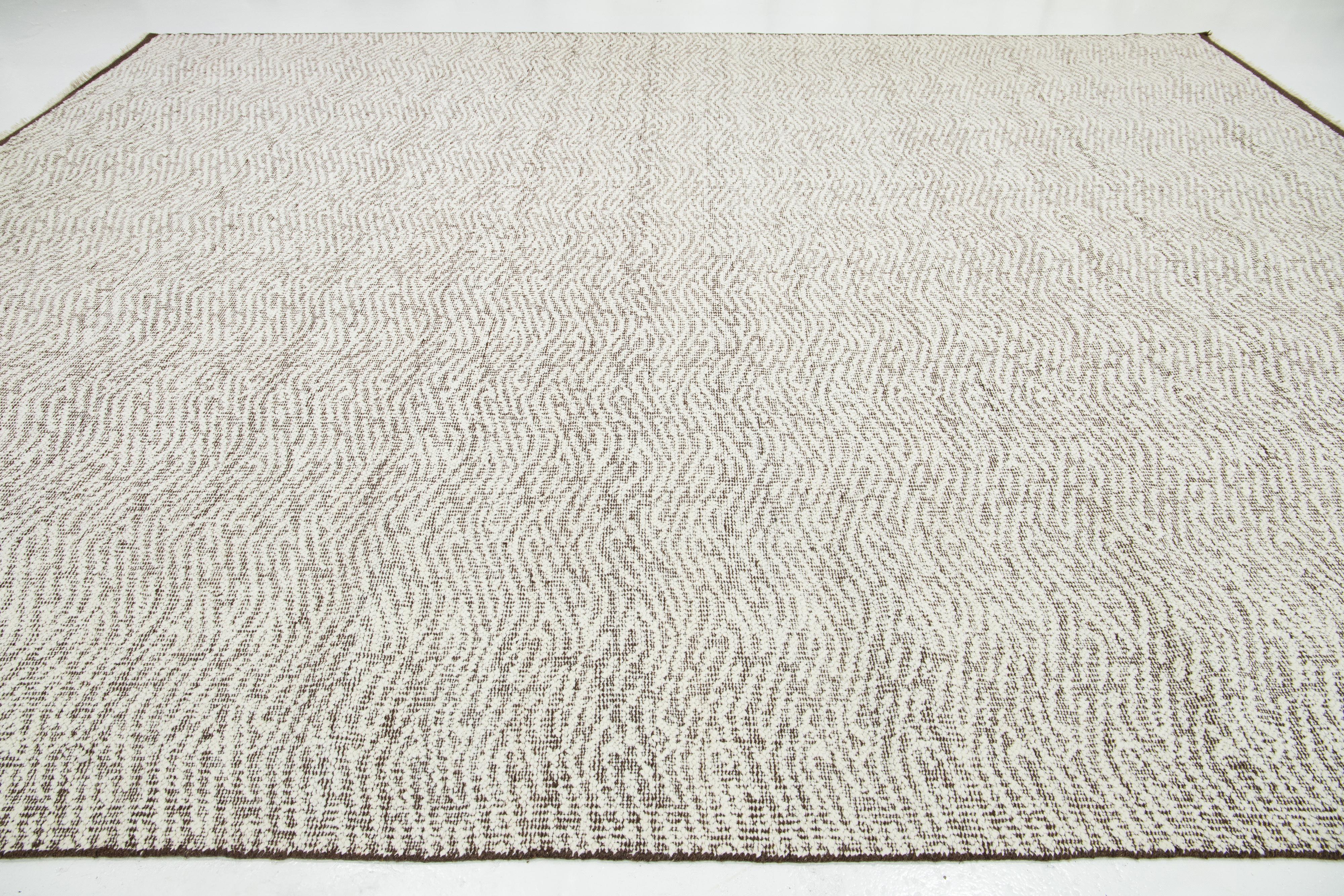 12 x 15 Tappeto organico moderno in lana a tessitura piatta in marrone e avorio In condizioni Nuovo in vendita a Norwalk, CT