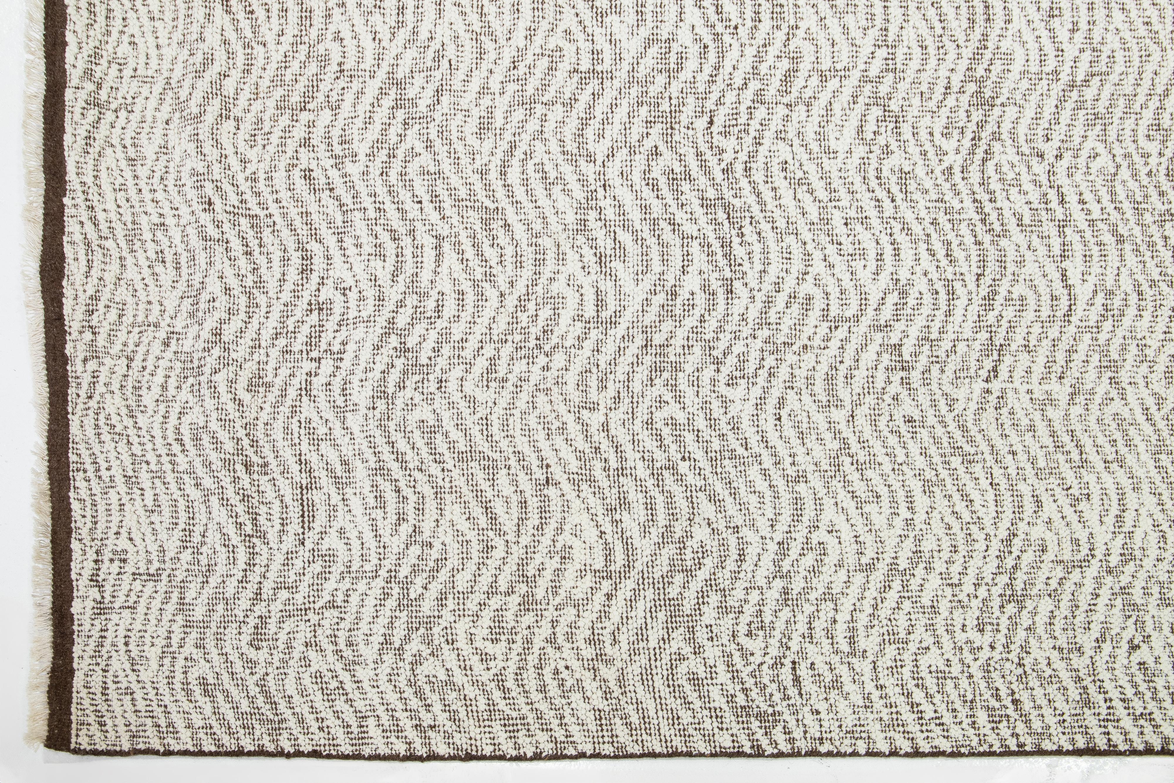 XXI secolo e contemporaneo 12 x 15 Tappeto organico moderno in lana a tessitura piatta in marrone e avorio in vendita