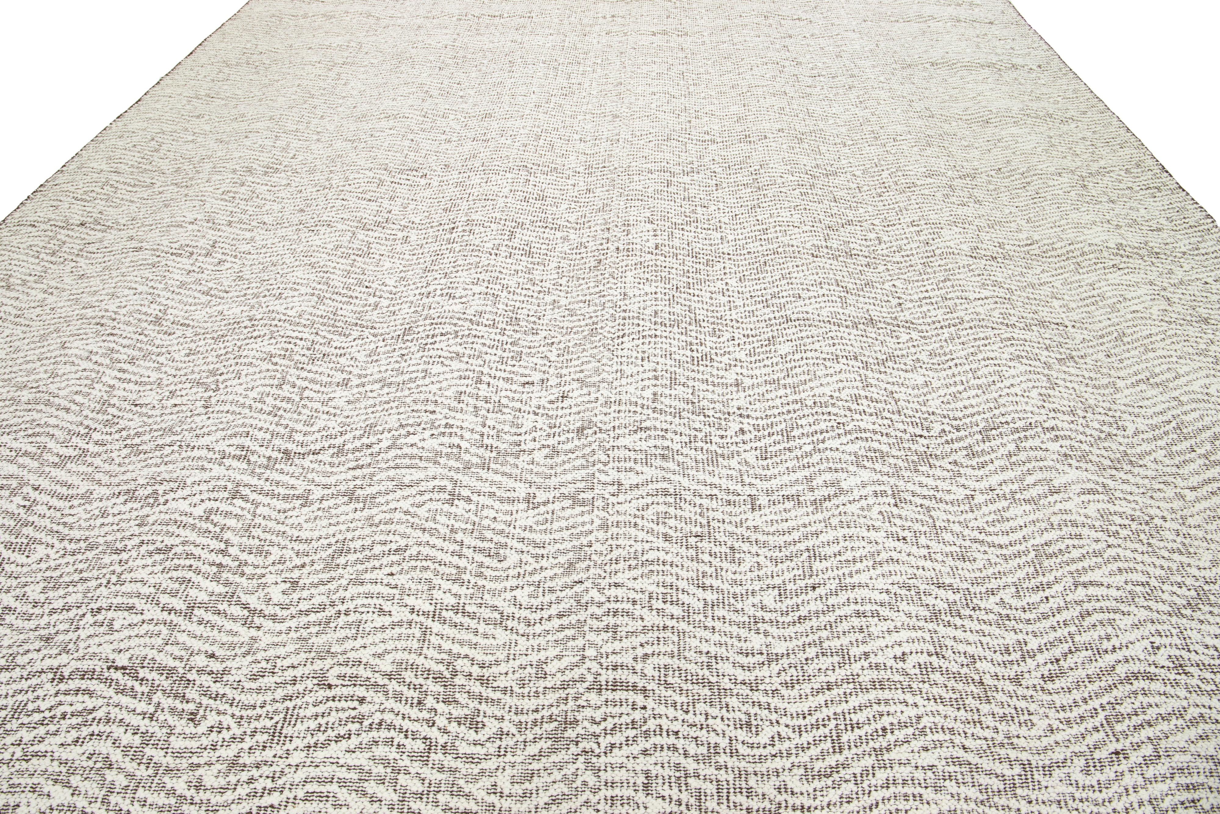 Lana 12 x 15 Tappeto organico moderno in lana a tessitura piatta in marrone e avorio in vendita