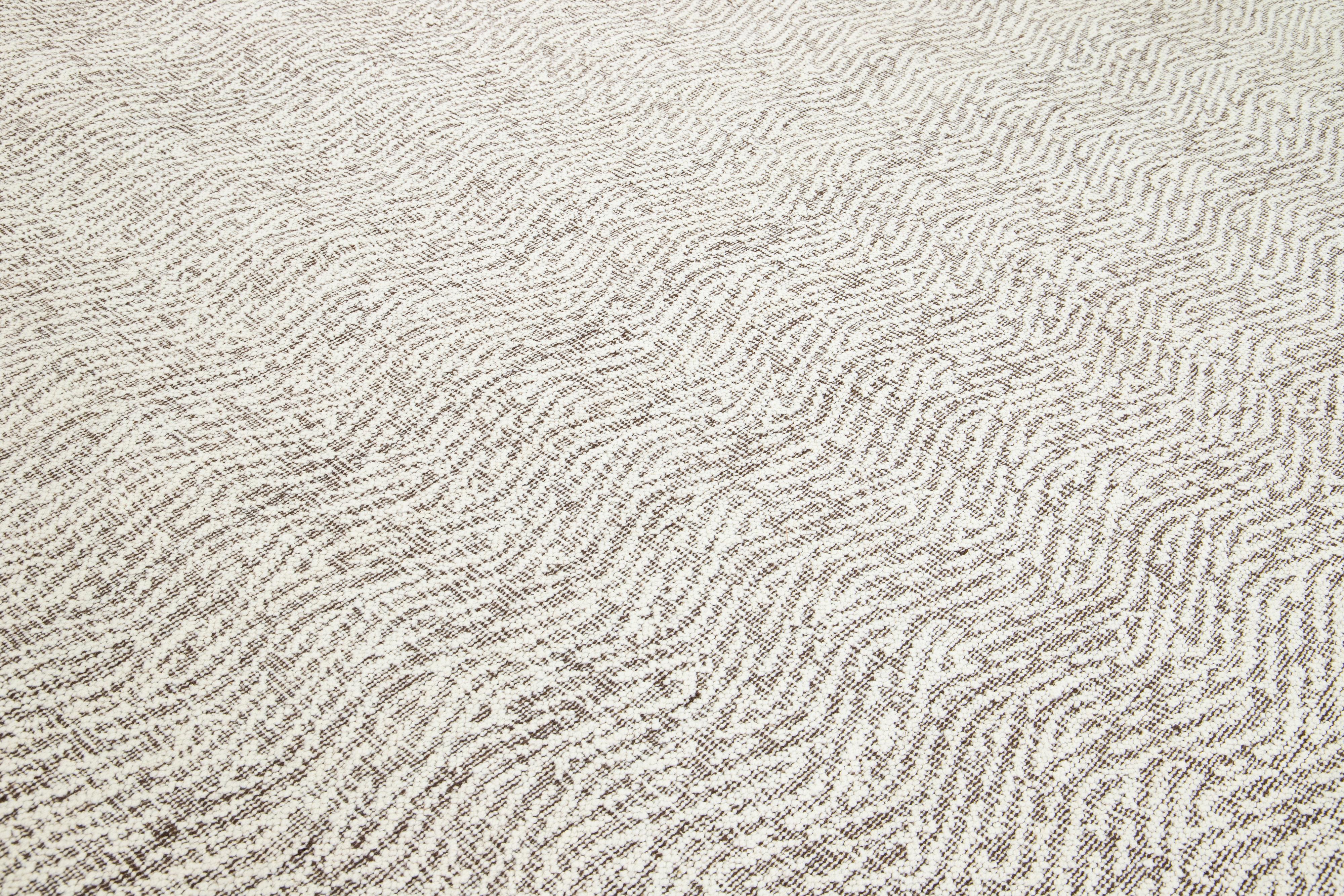 12 x 15 Tappeto organico moderno in lana a tessitura piatta in marrone e avorio in vendita 1
