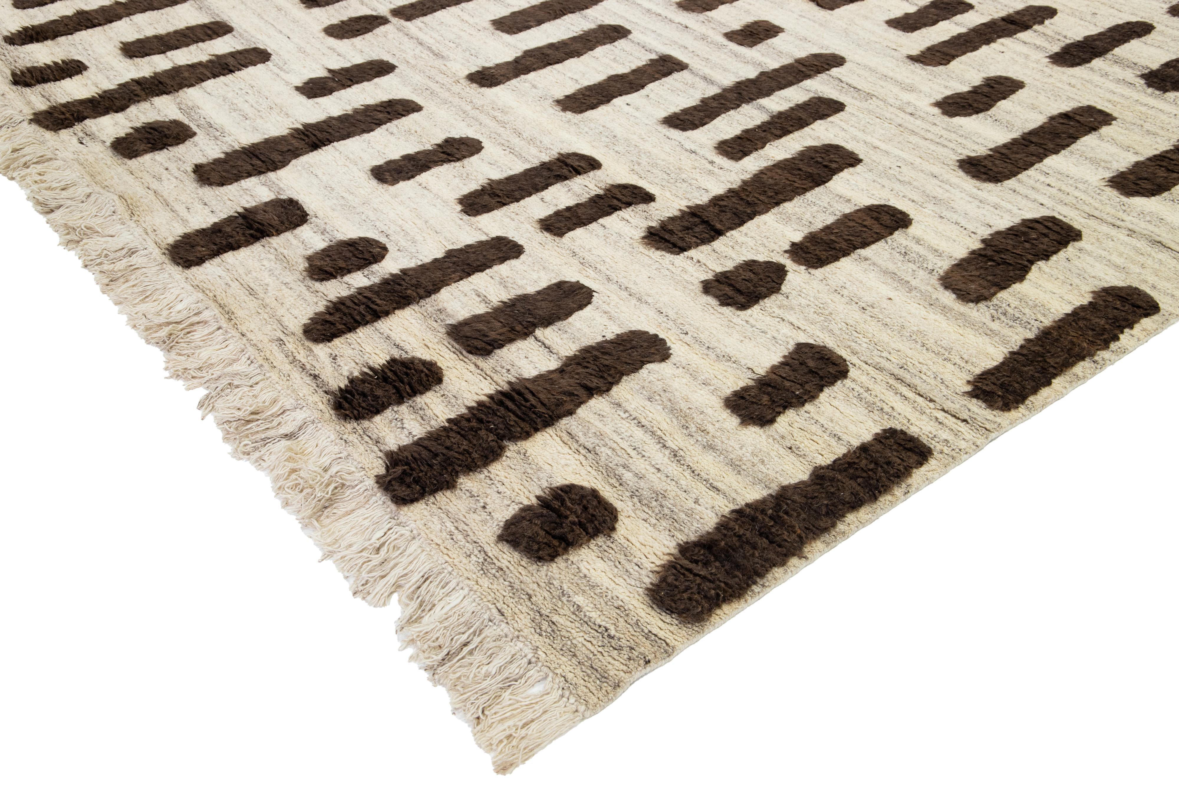 12 x 15 Moderner marokkanischer Wollteppich in Beige mit braunem geometrischem Muster im Angebot 2