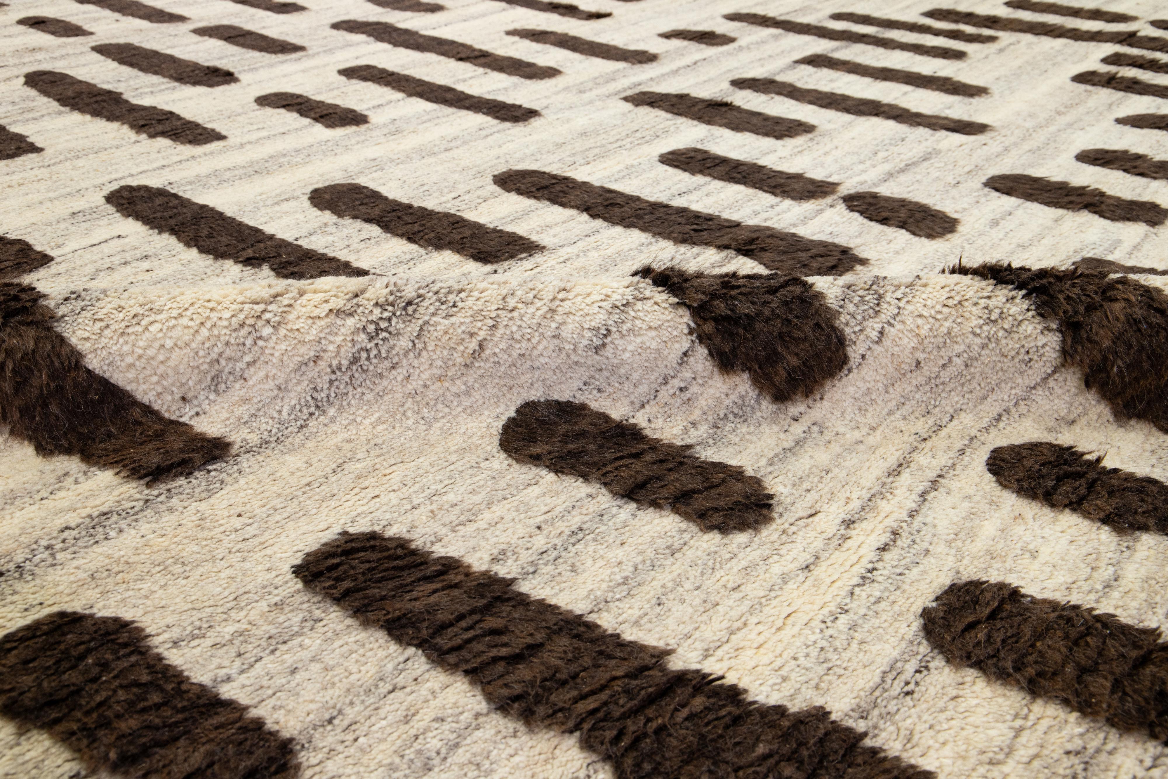 12 x 15 Moderner marokkanischer Wollteppich in Beige mit braunem geometrischem Muster im Angebot 3