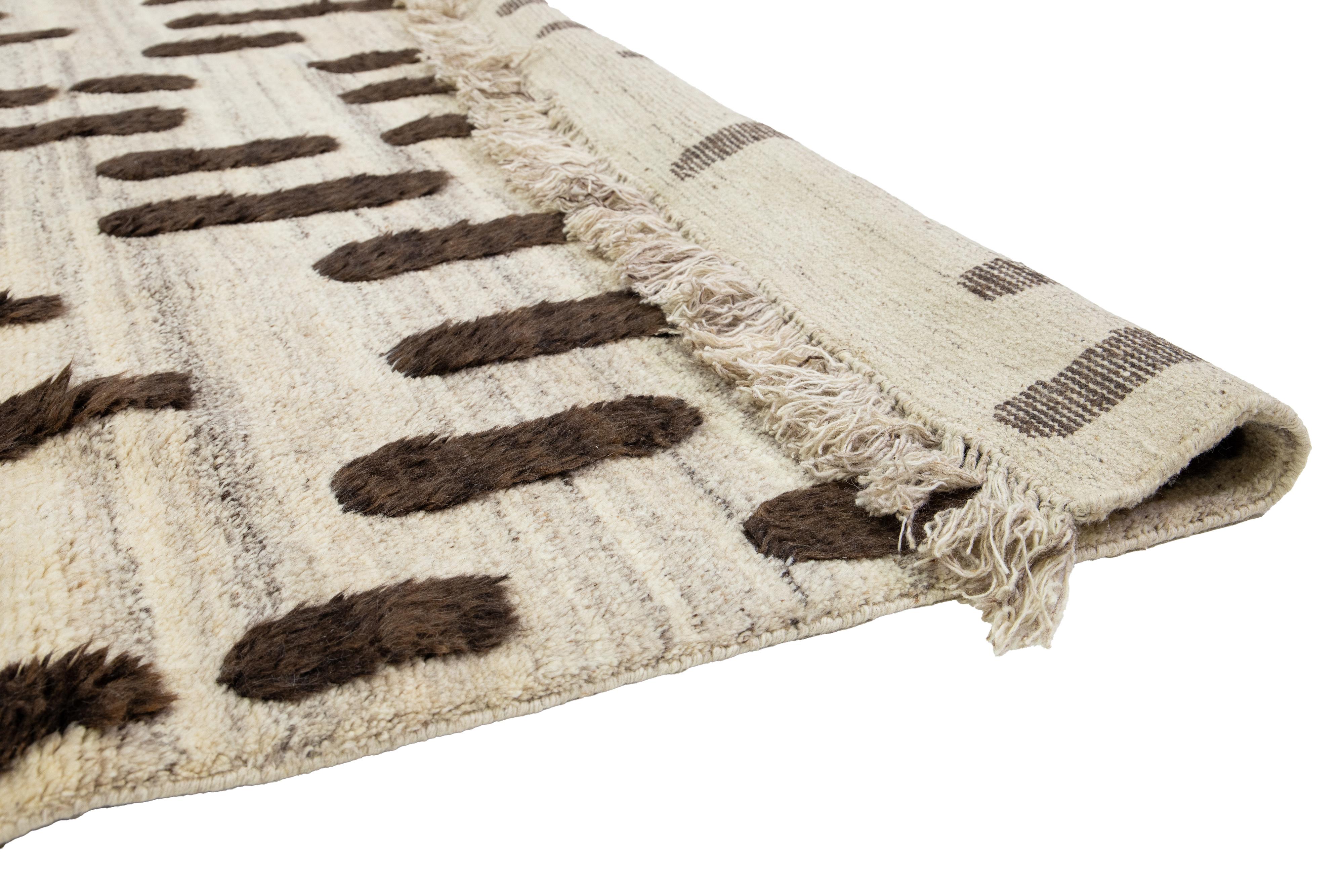 12 x 15 Moderner marokkanischer Wollteppich in Beige mit braunem geometrischem Muster (Organische Moderne) im Angebot