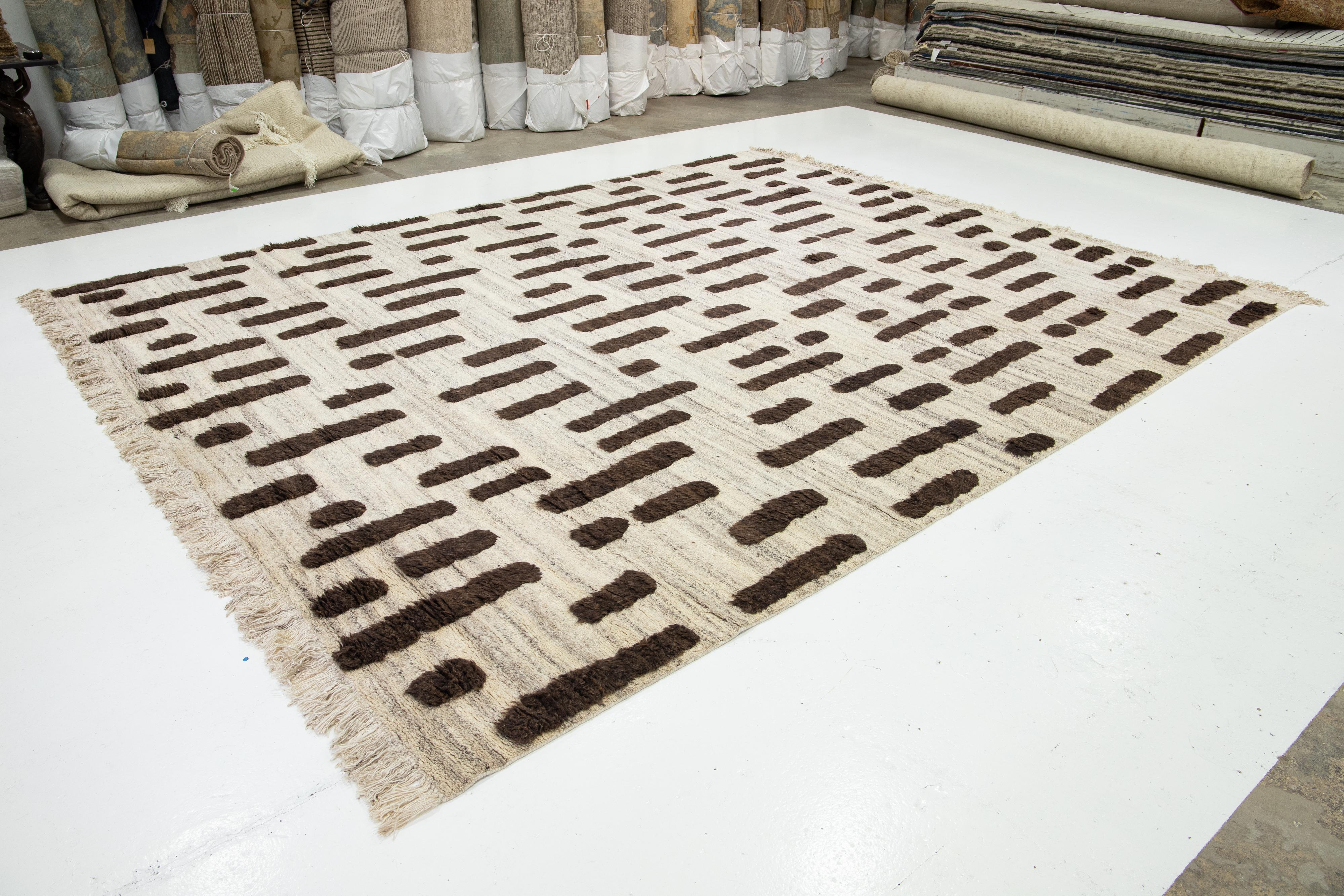 12 x 15 Moderner marokkanischer Wollteppich in Beige mit braunem geometrischem Muster (Indisch) im Angebot