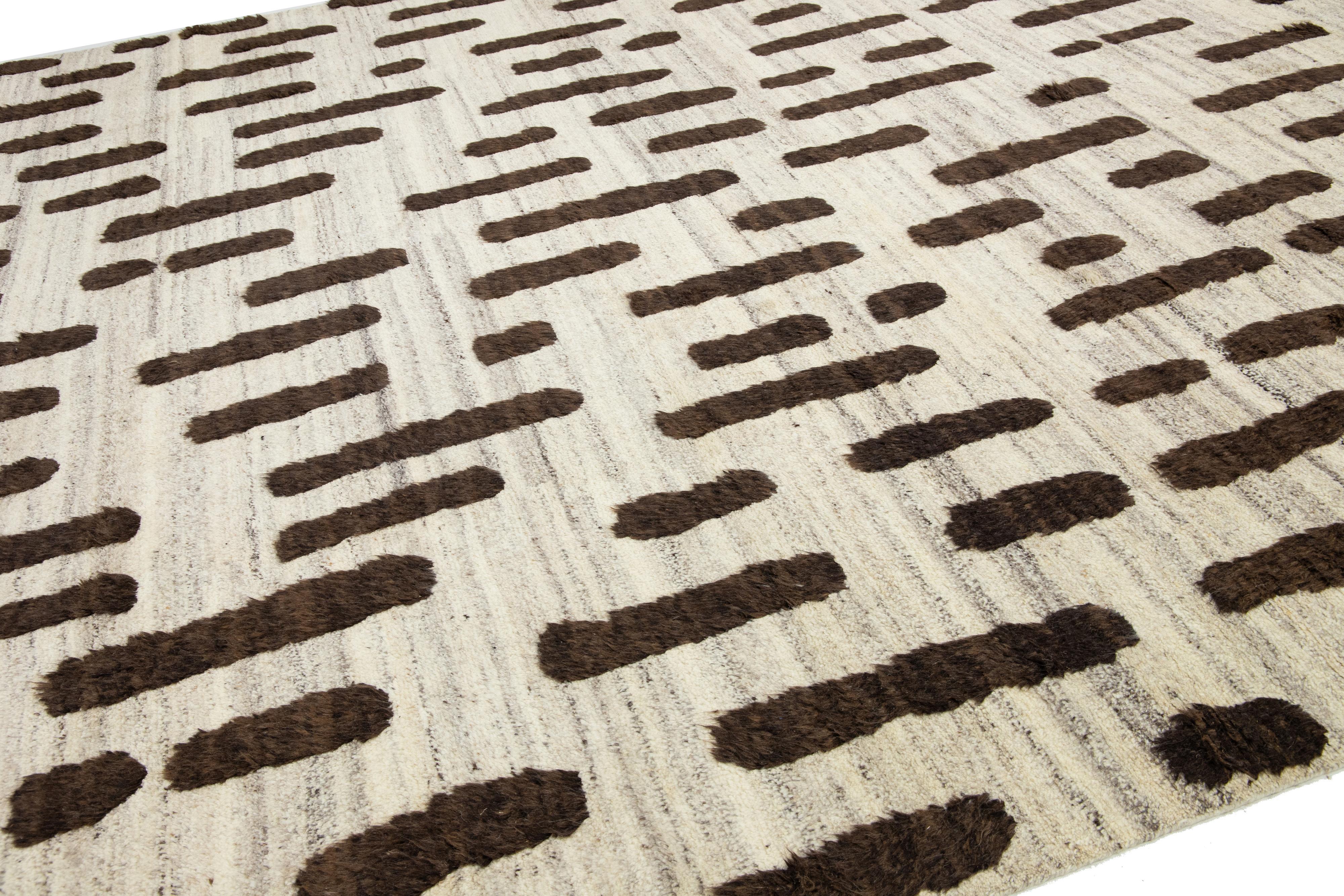 12 x 15 Moderner marokkanischer Wollteppich in Beige mit braunem geometrischem Muster (Handgeknüpft) im Angebot