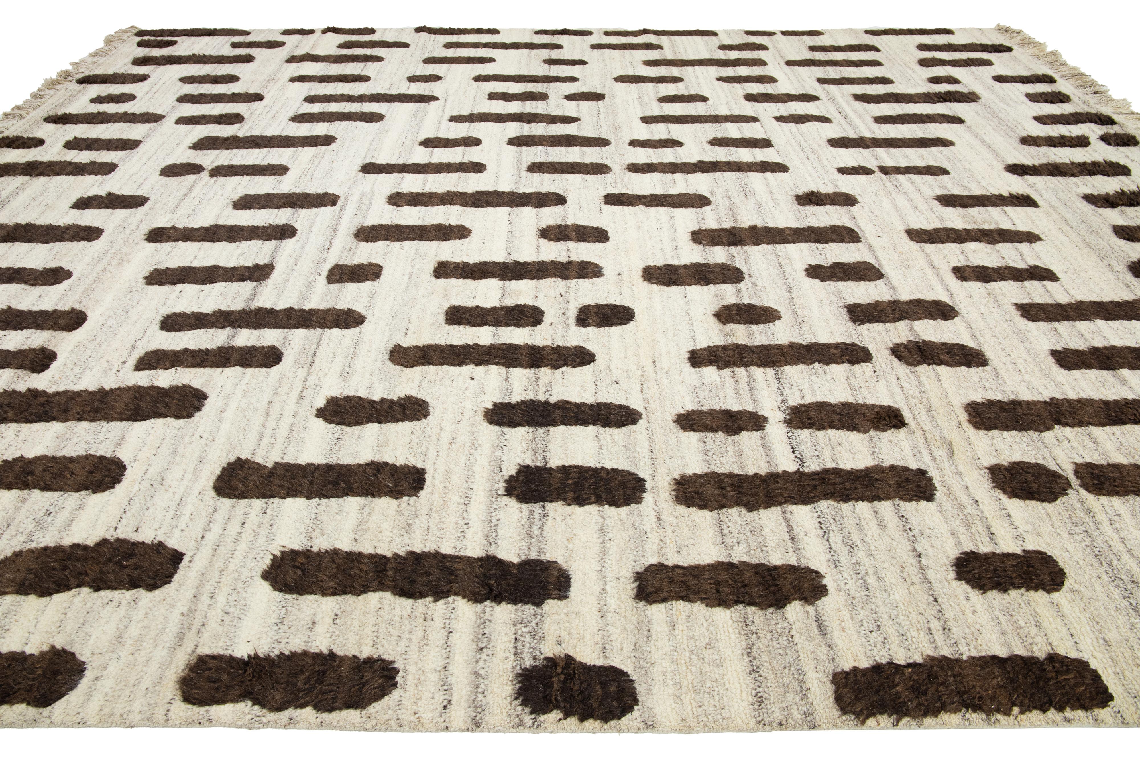 12 x 15 Moderner marokkanischer Wollteppich in Beige mit braunem geometrischem Muster im Zustand „Neu“ im Angebot in Norwalk, CT