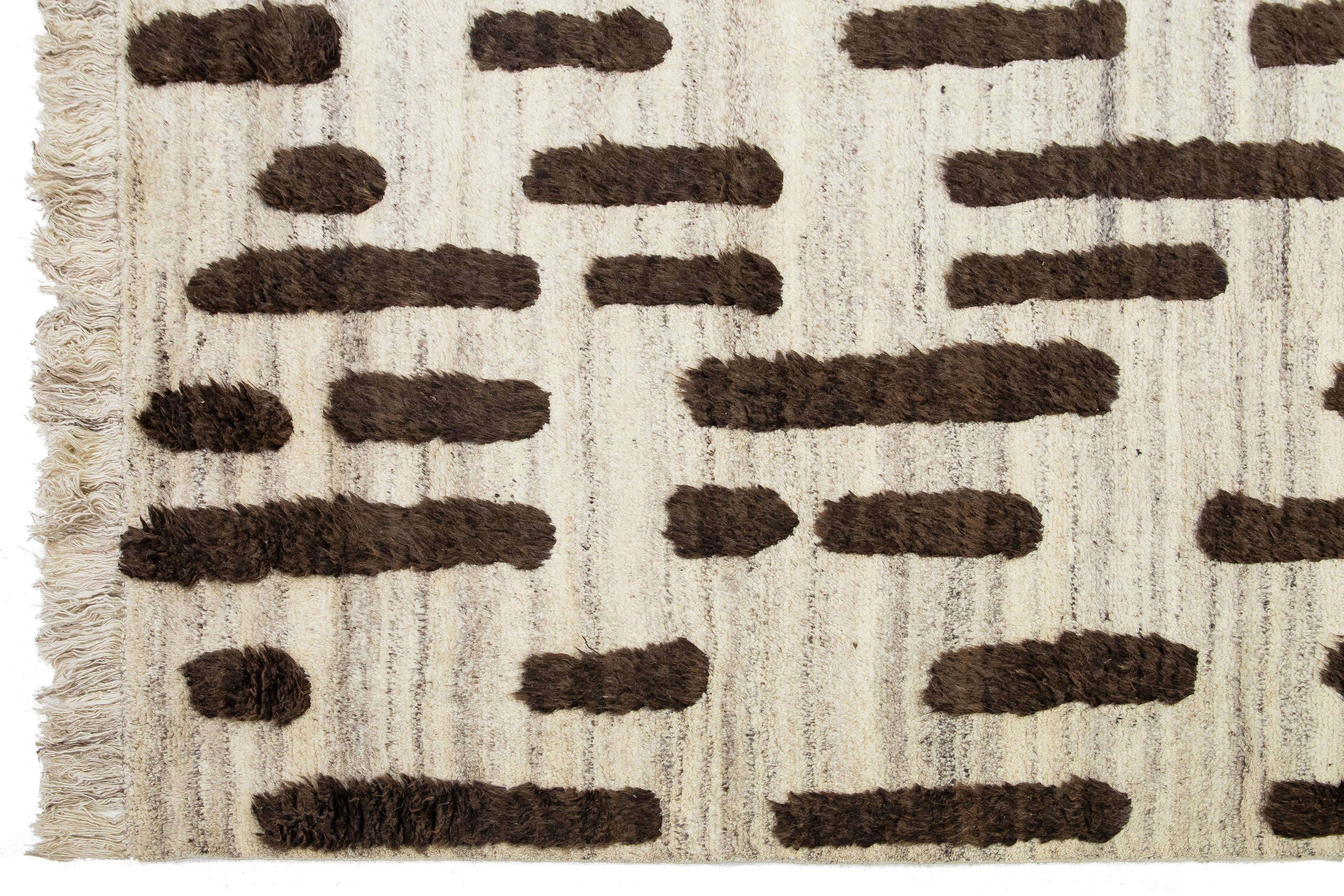 12 x 15 Moderner marokkanischer Wollteppich in Beige mit braunem geometrischem Muster (21. Jahrhundert und zeitgenössisch) im Angebot
