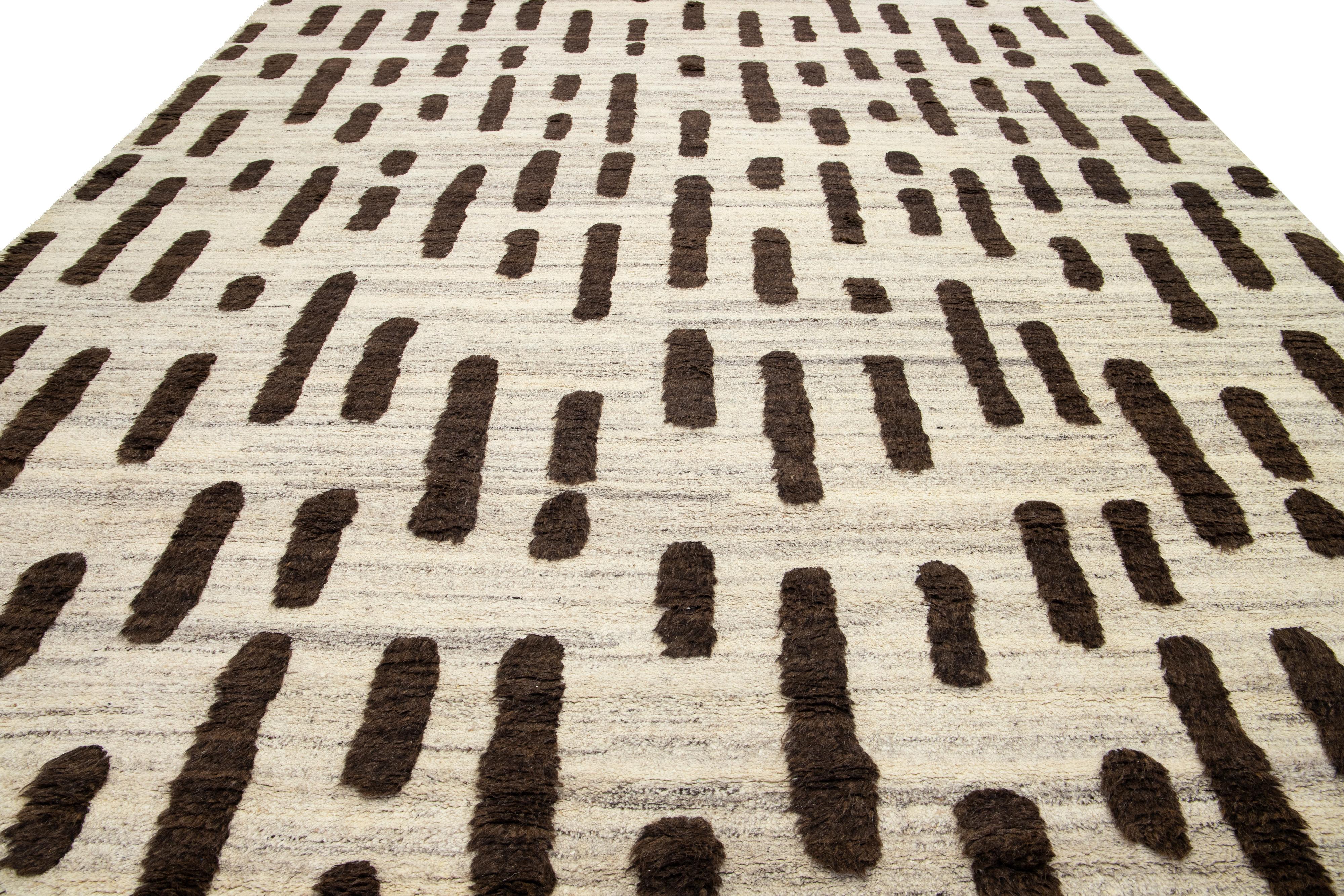 12 x 15 Moderner marokkanischer Wollteppich in Beige mit braunem geometrischem Muster (Wolle) im Angebot
