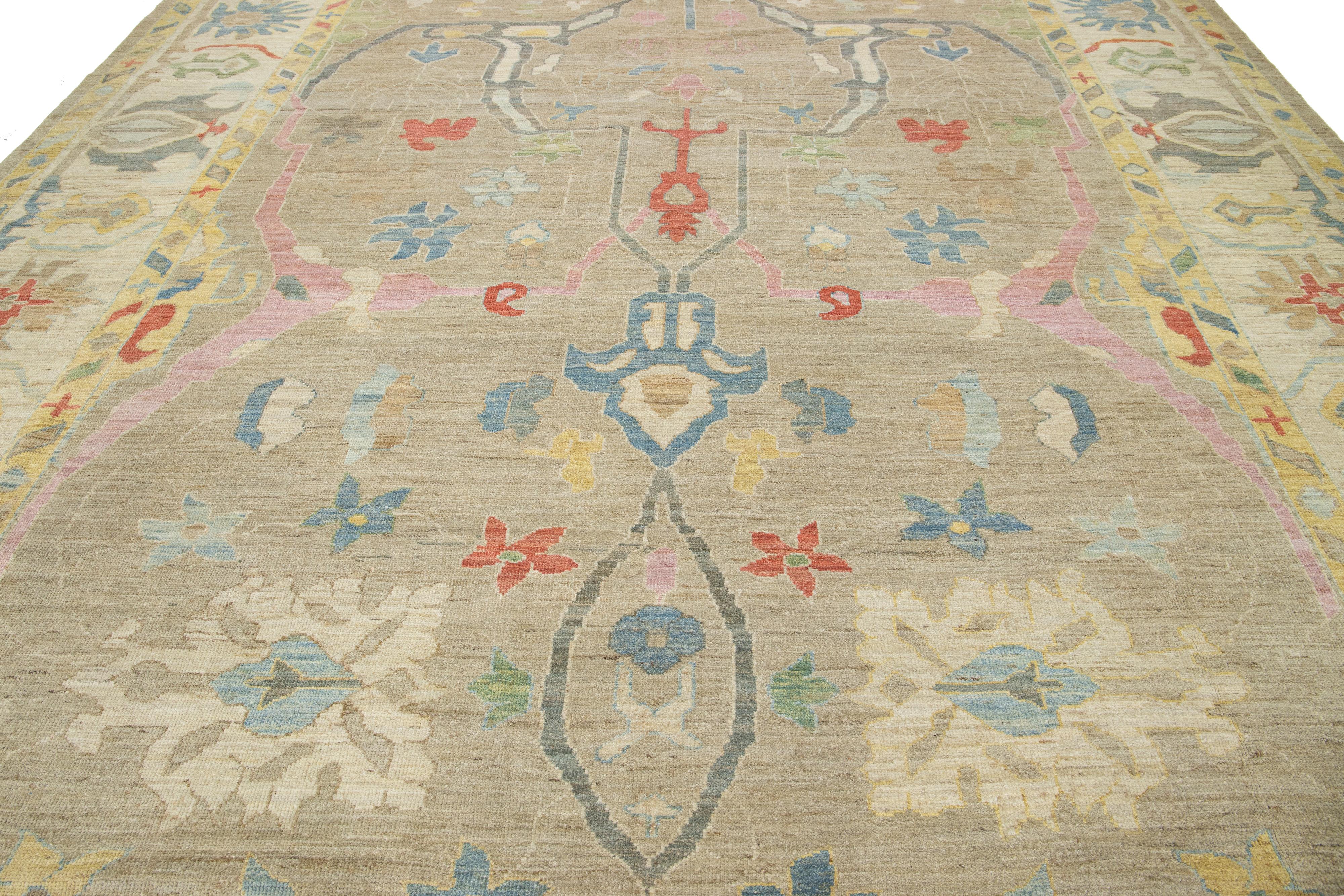 Lana Tappeto di lana moderno Sultanabad Rugs di Apadana fatto a mano in marrone scuro in vendita