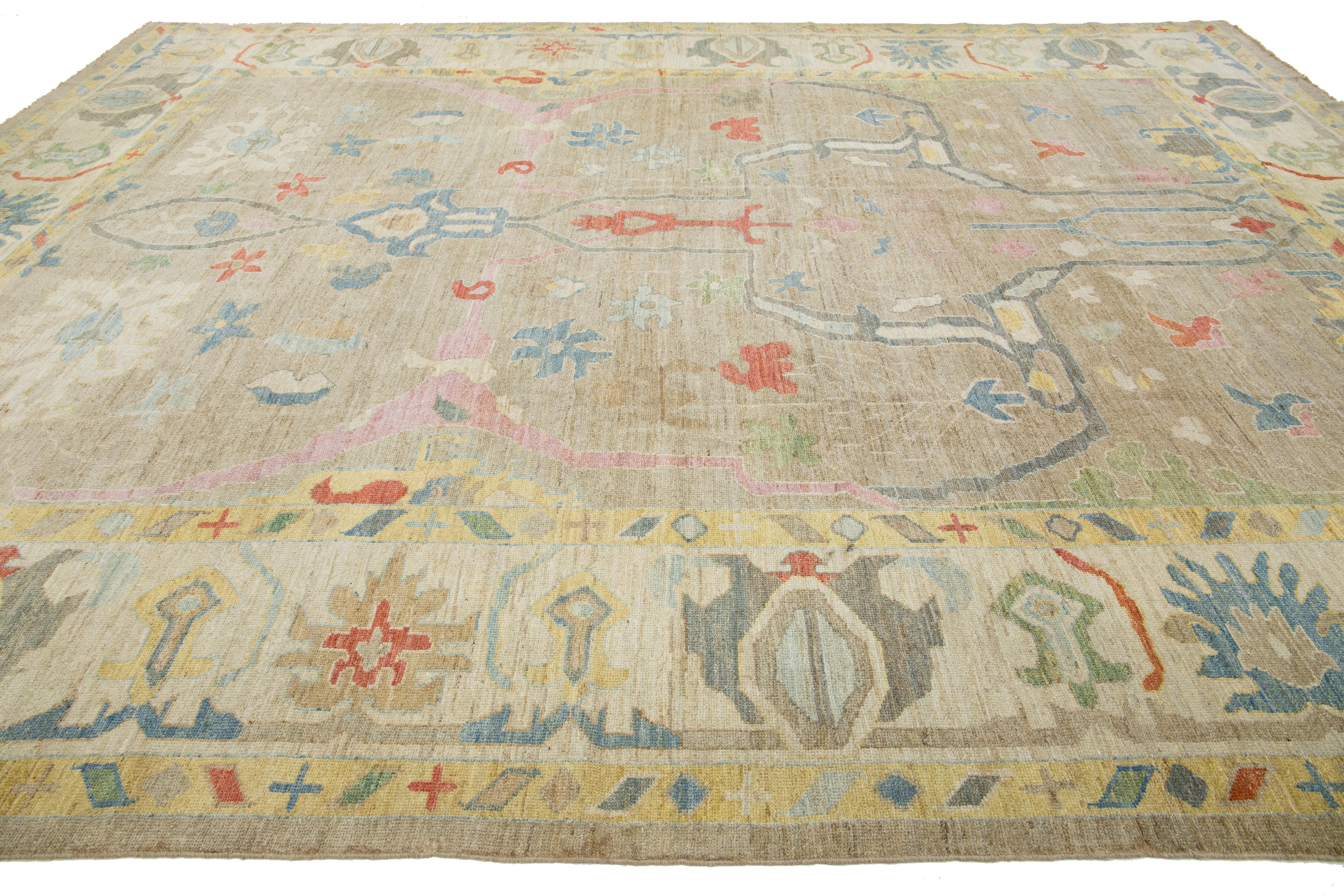 Tappeto di lana moderno Sultanabad Rugs di Apadana fatto a mano in marrone scuro in vendita 1