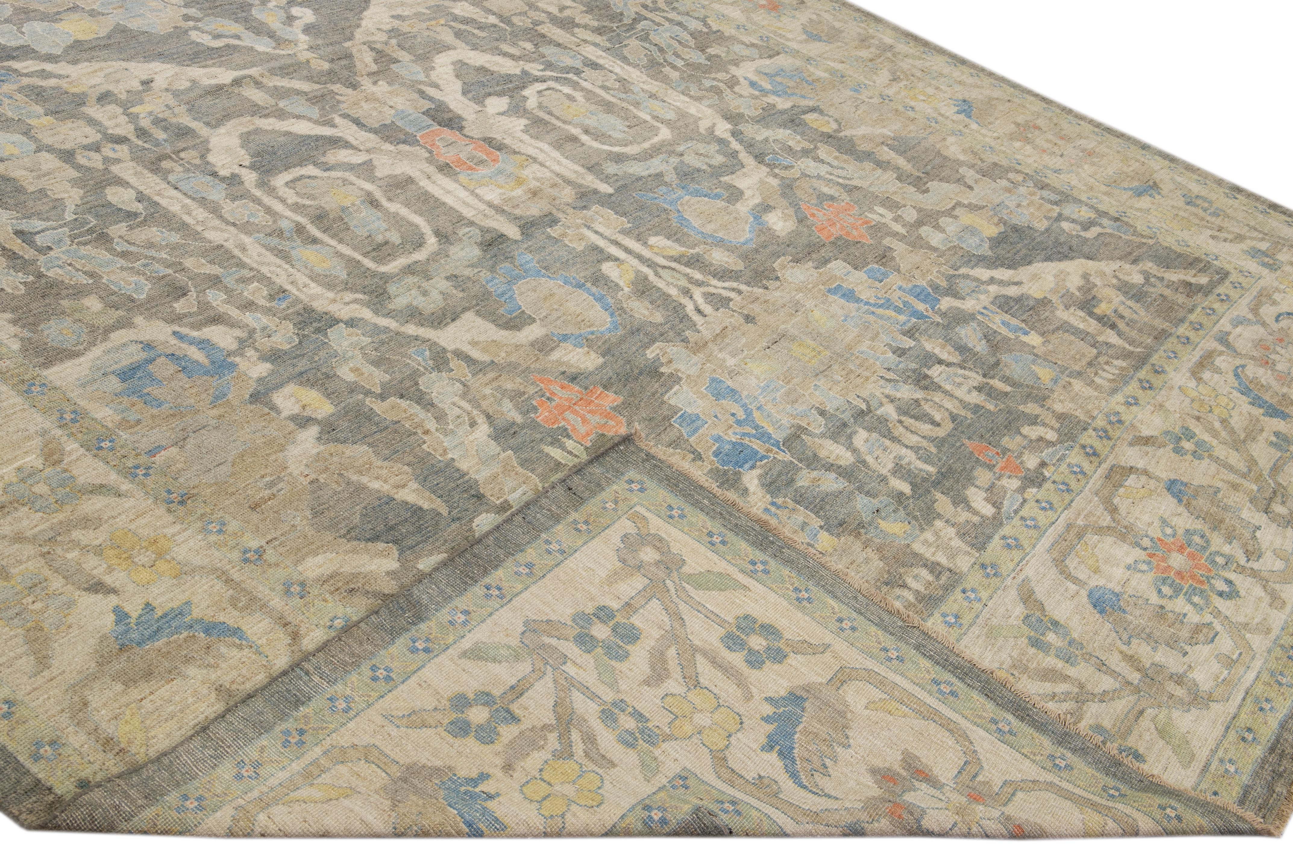 Dieser moderne Sultanabad-Orientalteppich zeigt ein sorgfältig gewebtes zentrales Medaillon, das von anmutigen Blumen- und Rankenmotiven umgeben ist. Das symmetrische Layout und die ausgewogene Komposition spiegeln traditionelle Kunst wider, während