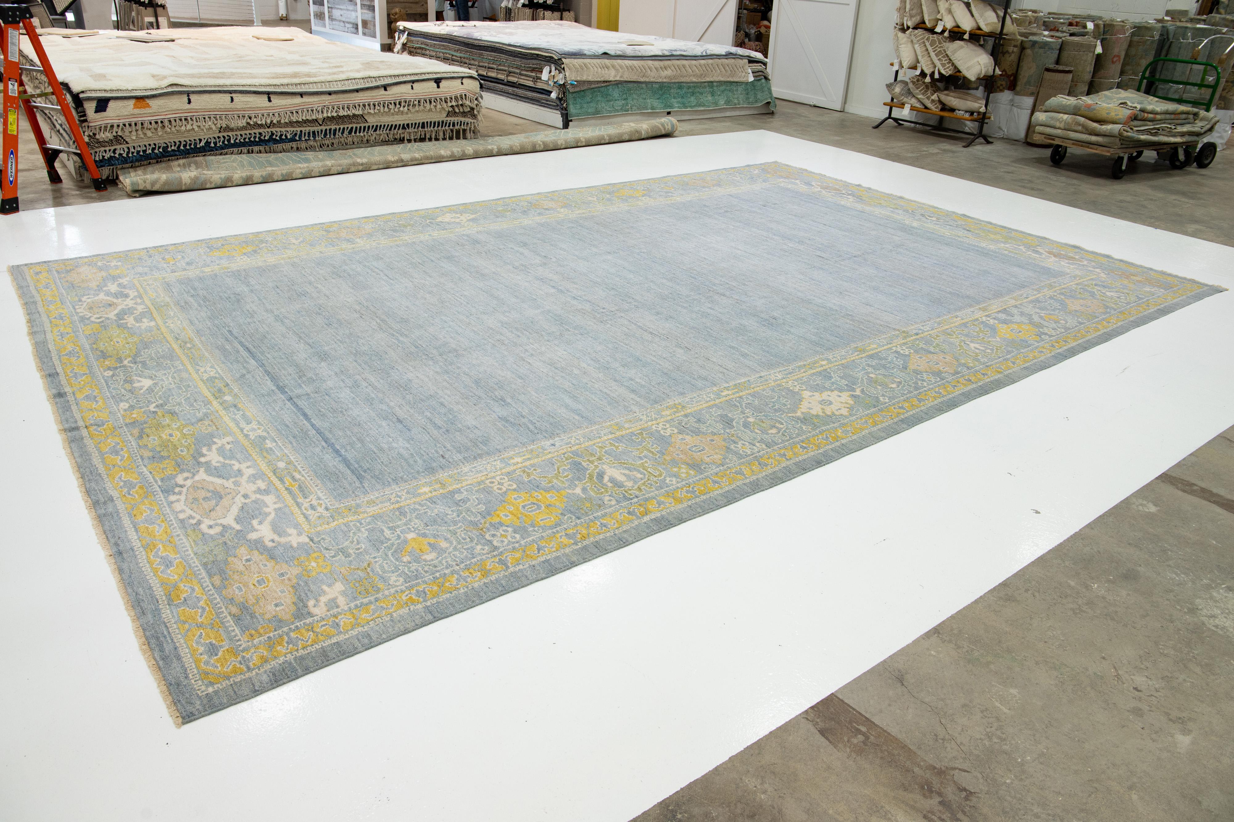 Pakistanais 12 X 19 Blue Contemporary Sultanabad Design Wool Rug By Apadana (Tapis de laine contemporain de Sultanabad) en vente
